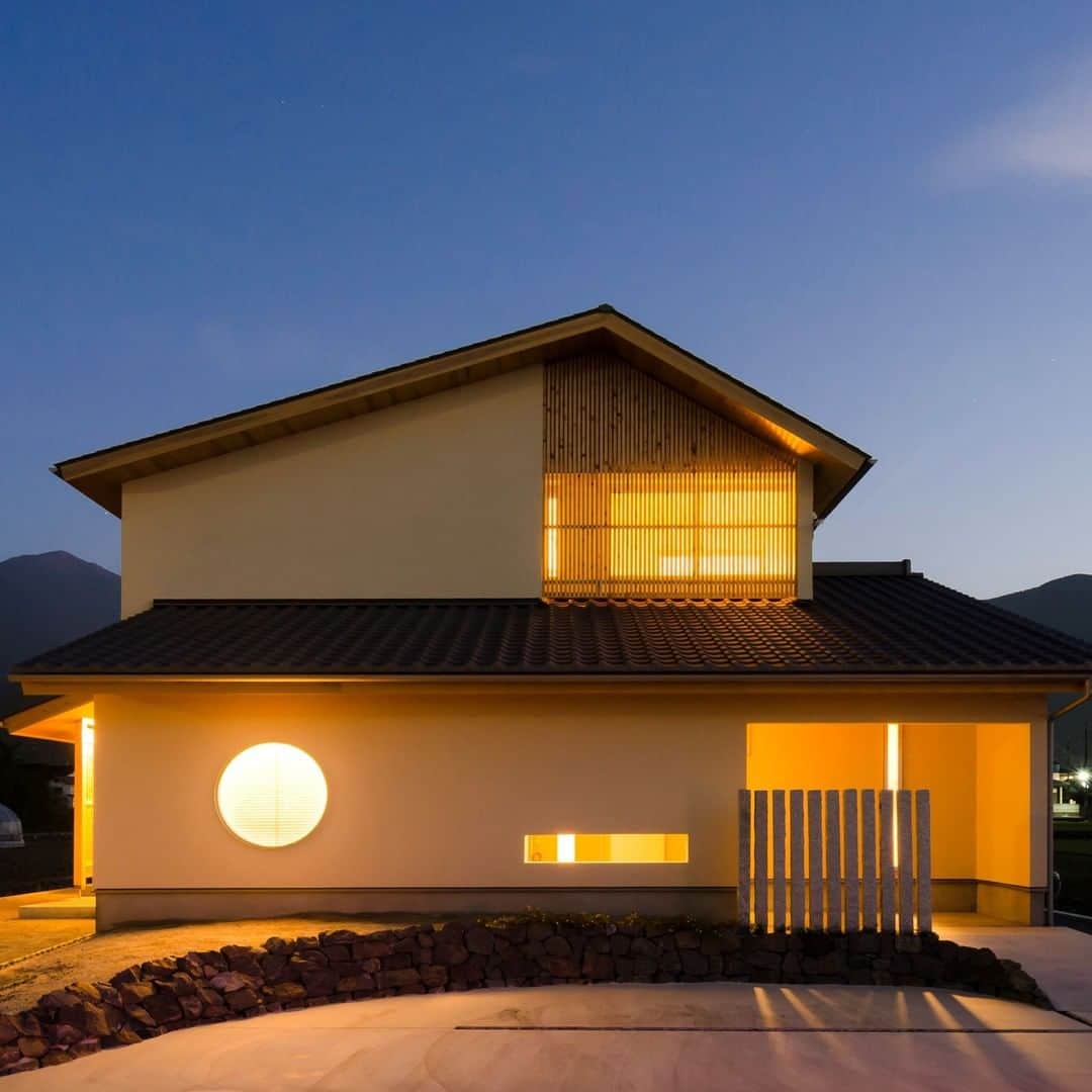 コラボハウス一級建築士事務所さんのインスタグラム写真 - (コラボハウス一級建築士事務所Instagram)「.⠀ 夜になり、明かりを灯すと⠀⠀⠀⠀ 満月のような丸窓が浮かび上がります。⠀⠀⠀⠀ .⠀⠀⠀⠀ 明と暗、⠀⠀⠀⠀ 窓と壁のバランスにこだわったお家です。⠀⠀⠀⠀ .⠀⠀⠀⠀ こちらのお家は「コラボハウスの和の家」として⠀⠀⠀⠀ ホームページの施工例でご紹介しています。⠀⠀⠀⠀ @collabo_house　からご覧ください。⠀⠀⠀⠀ #中秋の名月 #和 #和の家 #外観 #ファサード #格子 #丸窓 #月窓 #和風 #切妻屋根 #塗り壁 #ベルアート #外構 #自分らしい暮らし #デザイナーズ住宅 #注文住宅新築 #設計士と直接話せる #設計士とつくる家 #コラボハウス #インテリア #愛媛 #香川」7月18日 19時00分 - collabo_house