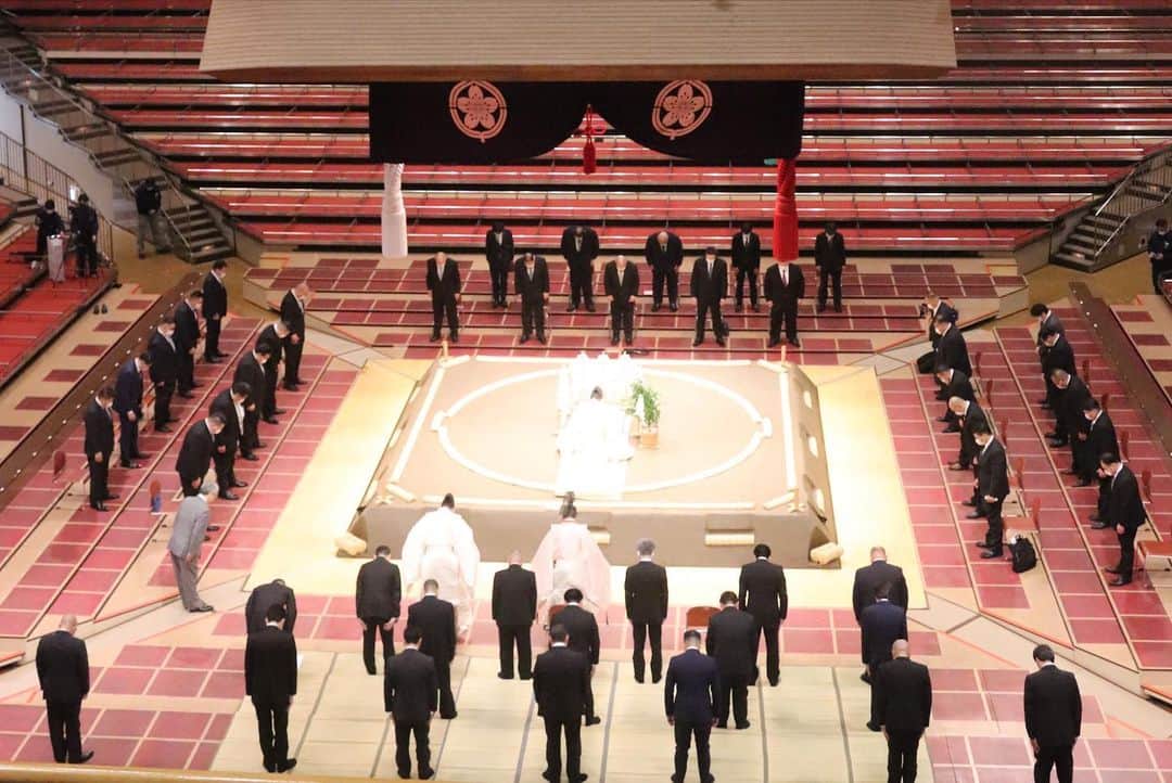 日本相撲協会さんのインスタグラム写真 - (日本相撲協会Instagram)「明日より、大相撲七月場所が始まります。  本日行われた、土俵祭の様子。 五穀豊穣、本場所の安泰を祈願します。﻿ ﻿ 祭主は木村玉治郎、脇行司は木村元基、木村吉二郎で執り行われました。﻿ ﻿ 最後に呼出しによる触れ太鼓が土俵を３周して終了しました。﻿ 本日の様子はYouTubeでもご覧になれます。﻿ ﻿ ＃sumo #相撲 #国技館 #両国 #両国国技館 #七月場所 #7月場所 #大相撲 #土俵祭」7月18日 19時08分 - sumokyokai