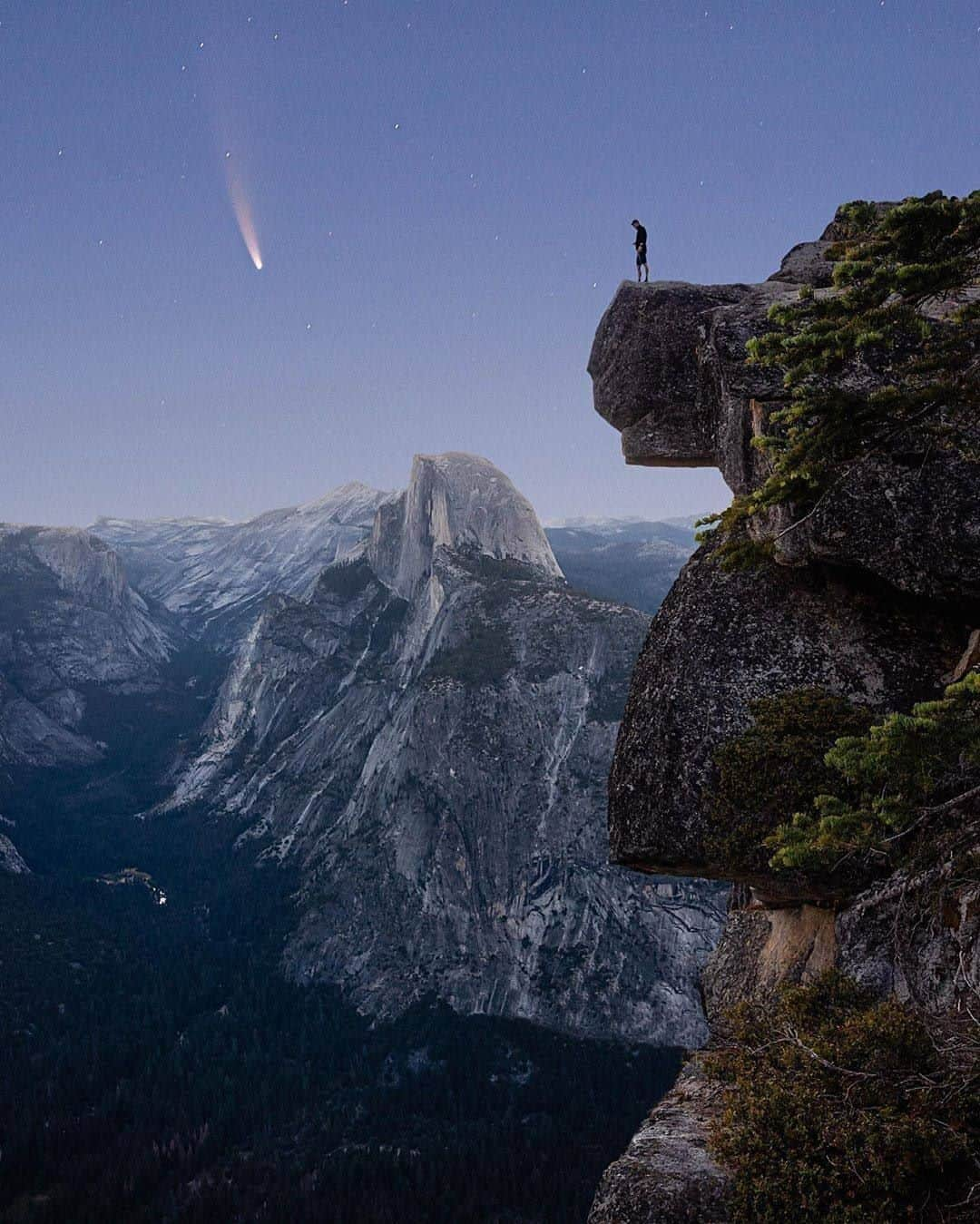 Discover Earthさんのインスタグラム写真 - (Discover EarthInstagram)「"☄️ Comet Neowise only appears every 6800 years, and starting today you maybe able to see it about an hour after sunset in the northwestern horizon. So don’t miss your chance, unless your immortal, in that case you can wait. "   [In Frame] @andytupman Picture by @codyyconk  ☄️ #discoverspace  #space #cometneowise #onceinalifetime」7月18日 19時00分 - discoverearth