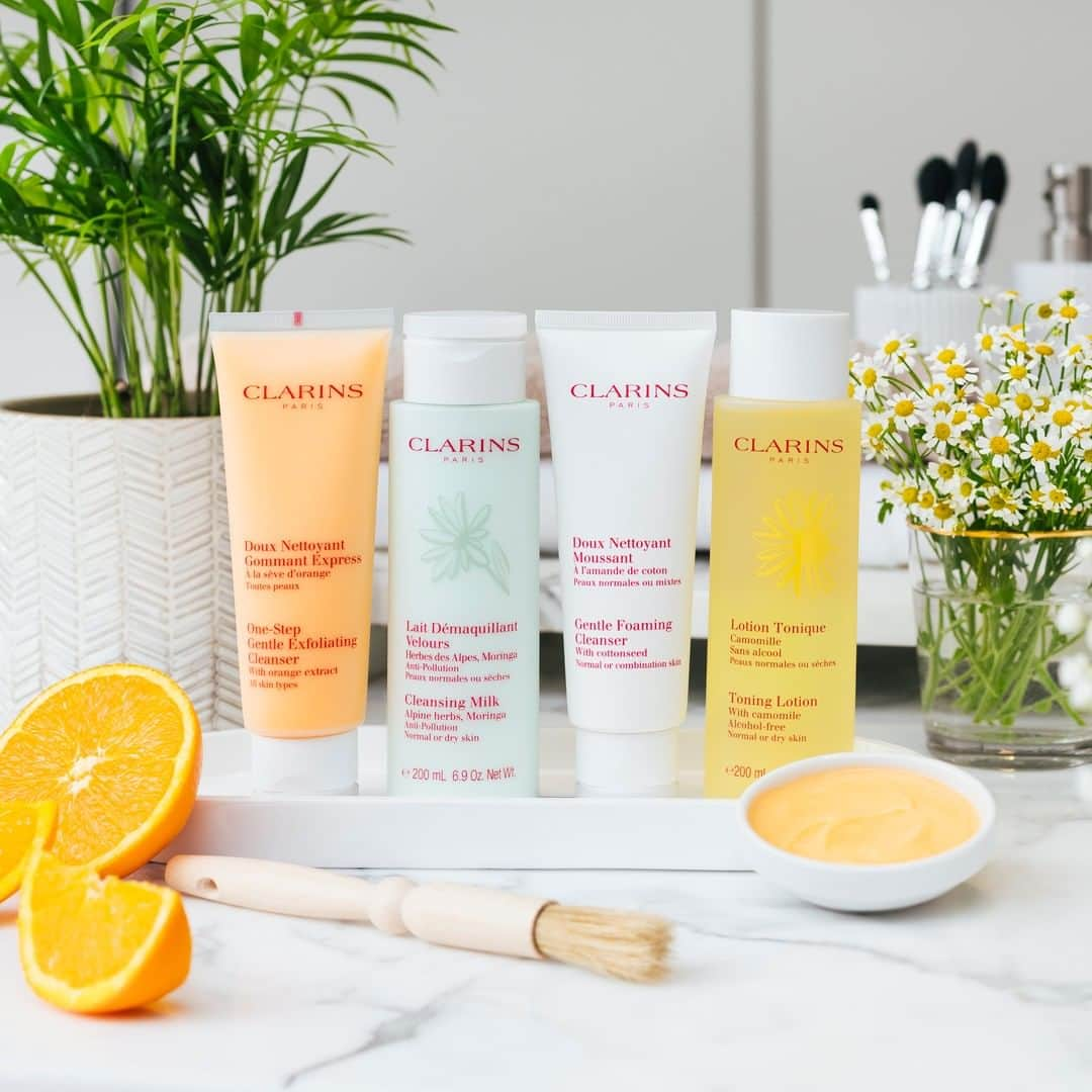 ClarinsUKさんのインスタグラム写真 - (ClarinsUKInstagram)「#SelfCareSunday LIVE on Facebook ✨  Join Clarins expert Charlotte at 11am tomorrow. Discover an Anti-Fatigue Facial designed to awaken the skin and give a wide-awake glow.  To follow along, bring your favourite: Cleanser Exfoliator Toner Mask Serum Moisturiser Make-up bag (Don't worry if you don't have all of the above, just choose your favourite products!)  Share with anyone you think would enjoy this facial, and join us on our ClarinsUK Facebook 💚  #Clarins #Cleansing #CleanseAndTone #AntiFatigue」7月18日 19時01分 - clarinsuk