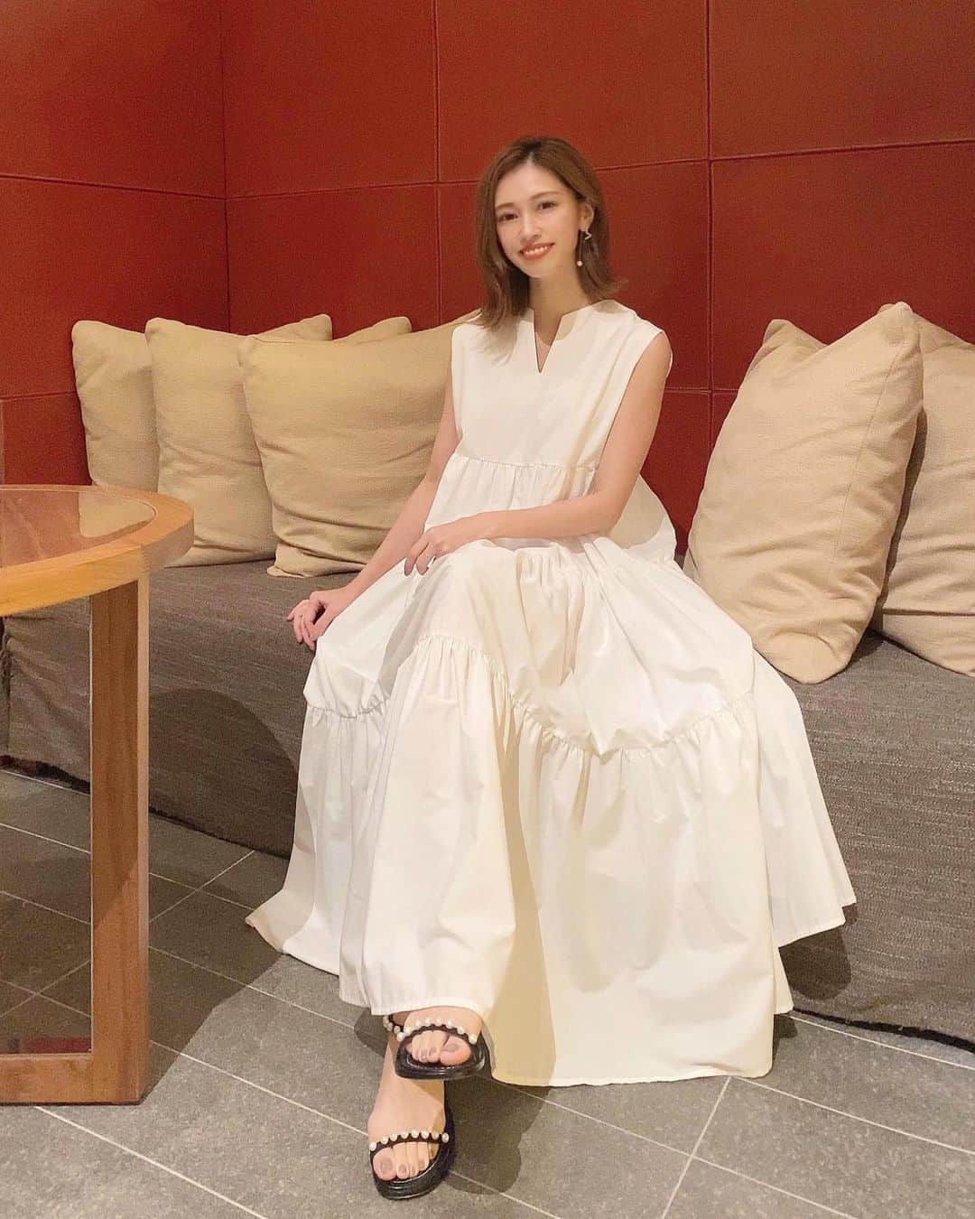 石黒美帆のインスタグラム：「*﻿ 毎年夏着たくなる﻿ ホワイトのロングワンピース🌼﻿ ﻿ ﻿ ﻿ dress#trefleplusone  sandal#tsurubymarikooikawa  ﻿ ﻿ ﻿ ティアードの広がりがとっても綺麗です☺️﻿ ﻿ 星形のピアスは @sheriche.official ★﻿ ﻿ ﻿ ﻿ ﻿ #fashion#fashionstyle#fashiongram#instafashion#outfit#ootd#dailylook#패션#오오티디#ファッション#コーデ#夏服#夏コーデ#シンプルコーデ#ティアードワンピース#白ワンピ#トレフルプラスワン#ツルバイマリコオイカワ」