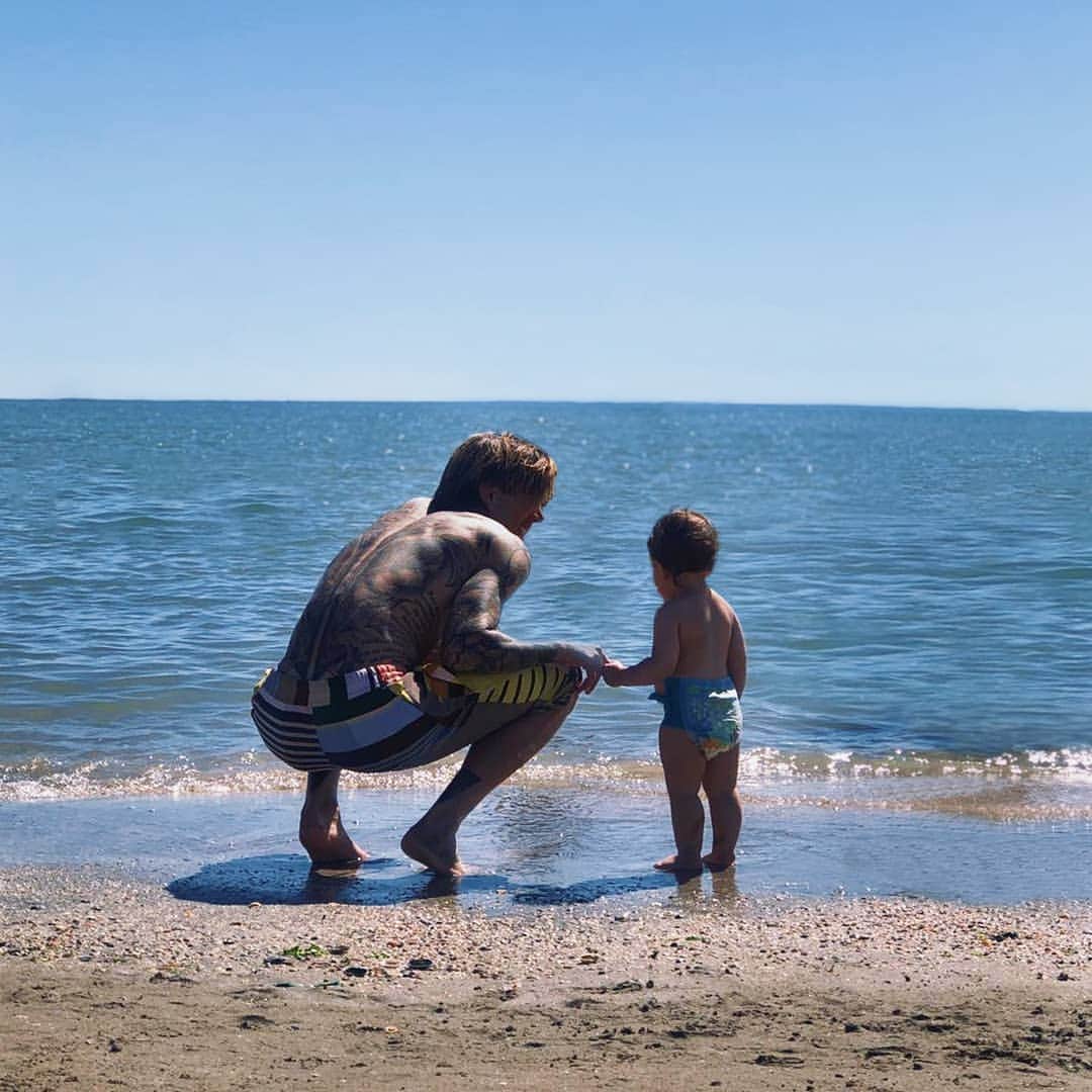 フェデリコ・ベルナルデスキのインスタグラム：「A te che sei il mio grande amore ed il mio amore grande A te che hai preso la mia vita e ne hai fatto molto di più A te che hai dato senso al tempo senza misurarlo A te che sei il mio amore grande ed il mio grande amore A te che io ti ho visto piangere nella mia mano, fragile che potevo ucciderti stringendoti un po'  A te che sei la miglior cosa che mi sia successa A te che sei semplicemente sei sostanza dei giorni miei A te che sei essenzialmente sei sostanza dei sogni miei ❤️」