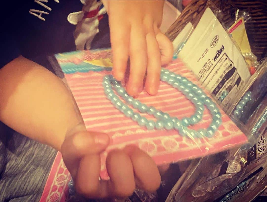 東紗友美さんのインスタグラム写真 - (東紗友美Instagram)「【👶🎁】おもちゃをくれるお店に行くと、たいてい1人1つしかもらえないのに私に選んでくれてプレゼントしてくれる娘。 「どーじょ🙌」って。 泣いちゃうよ。 どう？似合うかな？😊 ありがとう😭 娘が選んでくれたネックレスや指輪は、宝物。 気持ちの良い夏の青空のような、 まっさらな青い海のような、 すてきなネックレスをくれました。 気持ちまで透き通る。 大事にするね！ 最近お仕事が続いていたので、この土日は娘とべったりべったりべったりです。 たくさんラブラブな週末を過ごして、 来週も頑張ります✨✨ #女の子ママ　#１歳児 #ワーママ　#ワーママライフ  #ママリ　#mamagirl」7月18日 19時14分 - higashisayumi