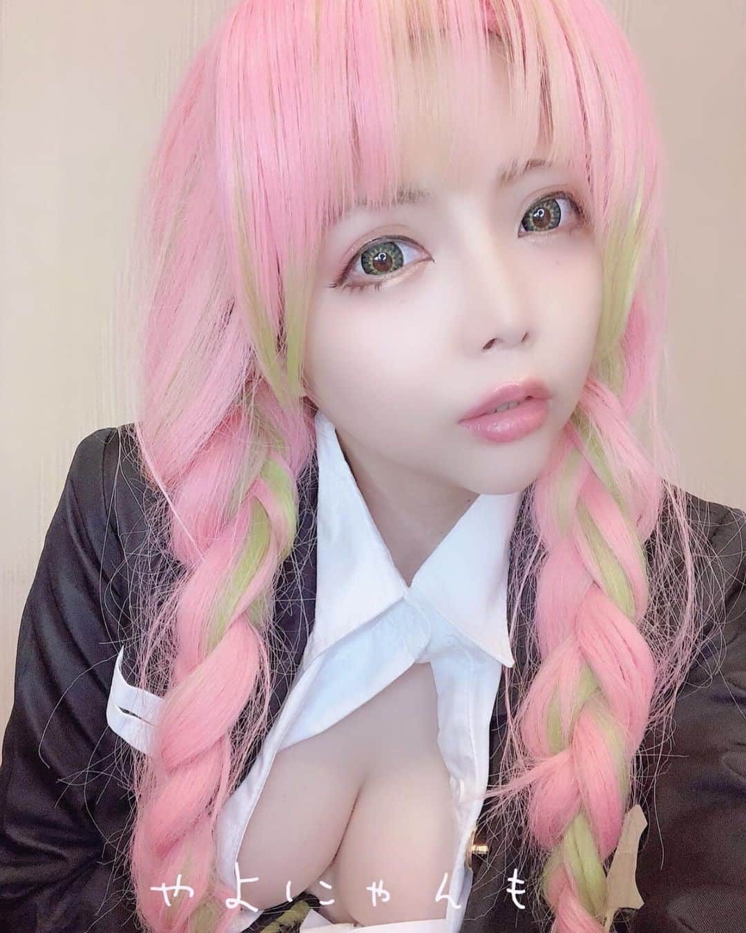 咲本弥生のインスタグラム：「甘露寺コスプレ❤️  この時期の鬼殺隊コスプレは暑い...。  #鬼滅の刃　#鬼滅の刃コスプレ #甘露寺蜜璃コスプレ #谷間　#恋柱」