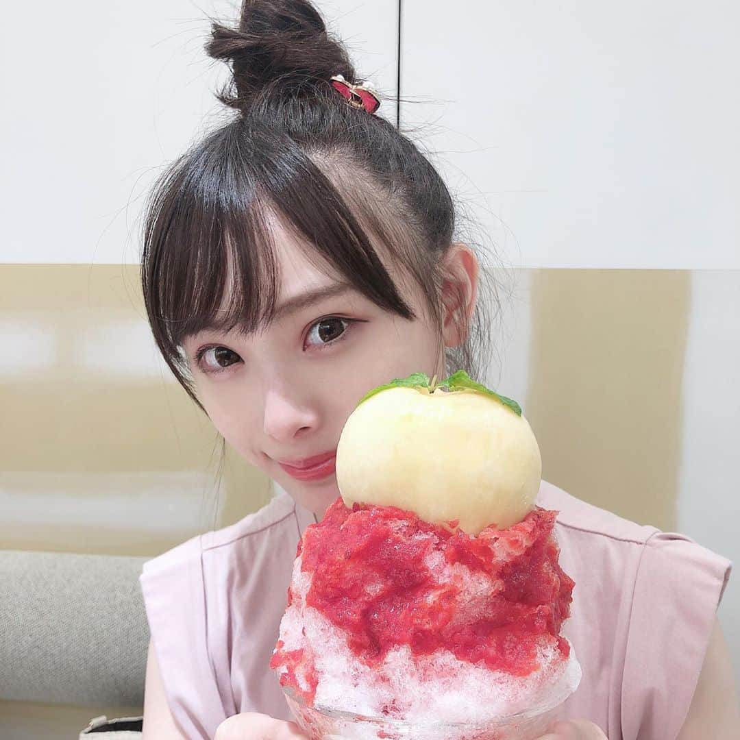 梅山恋和さんのインスタグラム写真 - (梅山恋和Instagram)「🍑🍧  分けっこしよ〜♡  #557 #まるごと #もも #🍑 #かき氷 #🍧 #お団子ヘア #おもち映え #nostalgiajp」7月18日 19時33分 - cocona_umeyama