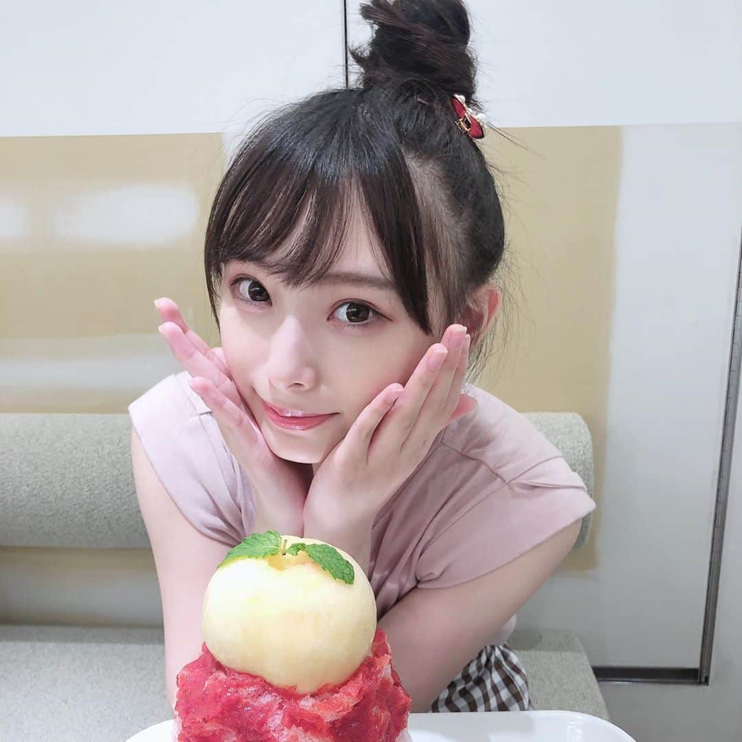 梅山恋和さんのインスタグラム写真 - (梅山恋和Instagram)「🍑🍧  分けっこしよ〜♡  #557 #まるごと #もも #🍑 #かき氷 #🍧 #お団子ヘア #おもち映え #nostalgiajp」7月18日 19時33分 - cocona_umeyama