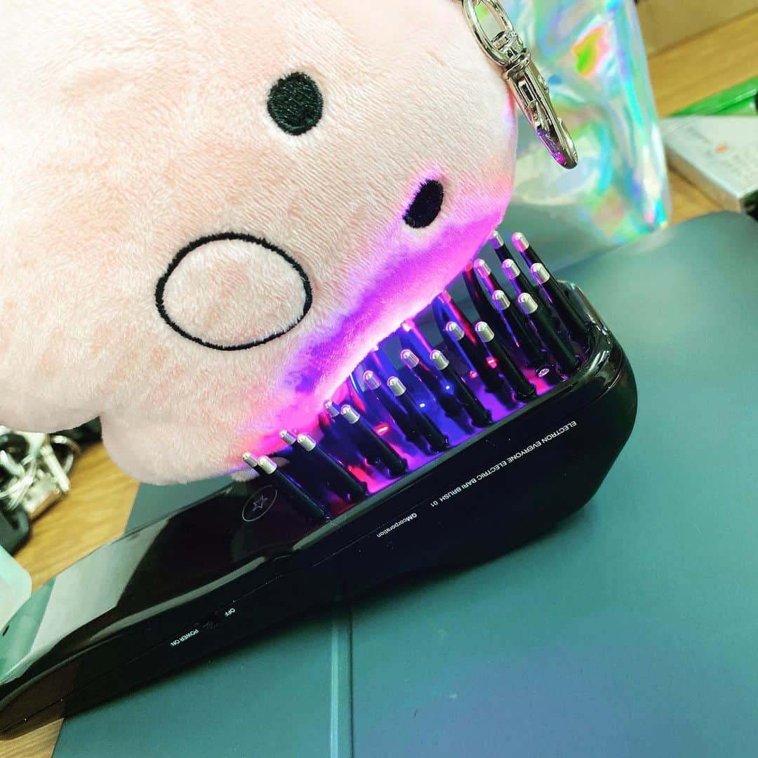 tokuのインスタグラム：「ピリピリしますね。  #電気バリブラシ」