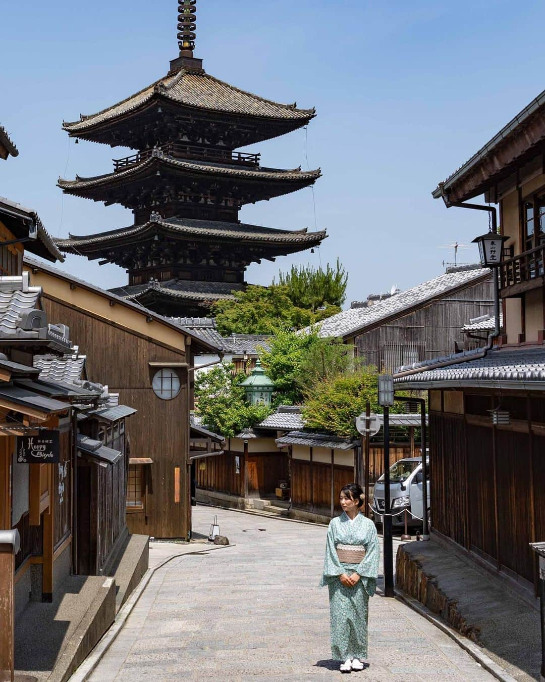 詩歩さんのインスタグラム写真 - (詩歩Instagram)「👘﻿ ﻿ 着物をレンタルして京都をぶらりとお出かけ。﻿ Exploring  Kyoto beautiful town with Japanese Kimono!﻿ ﻿ 「THE京都」という風情ある町並みが広がっている八坂・清水エリアを久しぶりに巡ってきました。﻿ 着物レンタルは久しぶりだったけど、やっぱり着るとテンションあがるな〜♡﻿ ﻿ ”最近の流行り”と教えてもらった「帯レース」「コットンパール」のコーディネートにしてみたよ👘﻿ 似合ってますか？🥺﻿ ﻿ レンタル店の場所や着物コーディネートの詳細、写真スポットのご紹介はyoutubeにまとめています。﻿ ﻿ この日に実際に巡ったスケジュール＋かかった費用を10分くらいのVlogでまとめてます🎬﻿ ﻿ Youtubeは「詩歩の絶景チャンネル」で検索してね🌱﻿ https://www.youtube.com/user/zekkeichannnel﻿ ﻿ ﻿ 💠﻿ ﻿ ﻿ I've uploaded a video of my Kyoto trip  on my Youtube channel!﻿ ﻿ This is a 10-minute summary of the actual schedule and expenses we spent on the tour (English subtitles available).﻿ ﻿ To watch youtube, search for "Shiho's spectacular channel" or use the URL in the profile section.﻿ https://www.youtube.com/user/zekkeichannnel ﻿ ﻿ ﻿ #shiho_kyoto﻿ ﻿ ※平日の空いている朝の時間に、マスク着用＆感染予防につとめて訪れています﻿ ﻿ ﻿ 📍法観寺　八坂の塔／京都﻿ 📍Hokanji temple Yasaka tower／Kyoto﻿ ﻿ ﻿ ﻿ ©Shiho/詩歩」7月18日 19時37分 - shiho_zekkei