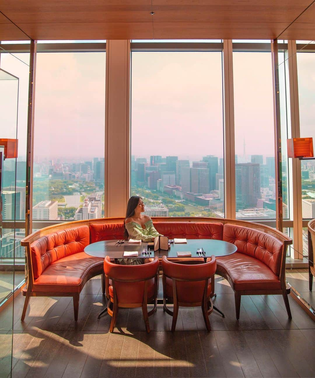 Andaz Tokyo アンダーズ 東京さんのインスタグラム写真 - (Andaz Tokyo アンダーズ 東京Instagram)「Catch views of Imperial Palace from this cozy seat at The Tavern Lounge, the perfect backdrop for your weekend #brunch or #afternoontea 🍵⠀ ⠀ 📸 @anniesbucketlist⠀ ⠀ #thetaverngrillandlounge #andaztavern #ザタヴァングリルアンドラウンジ #andaztokyo」7月18日 19時44分 - andaztokyo