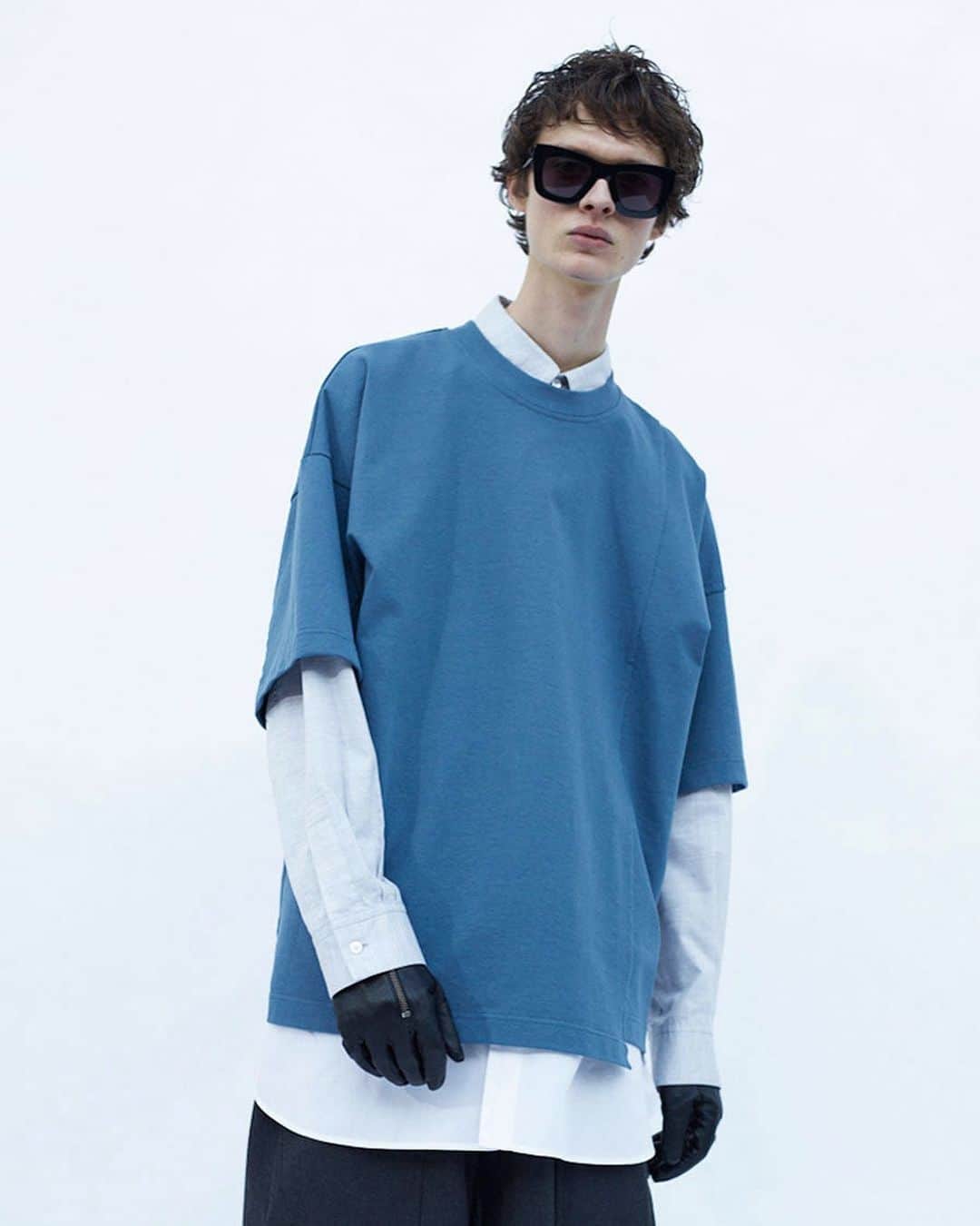 ウィザードのインスタグラム：「2020 FALL WINTER COLLECTION “Metropolis Noise Laboratories"  SPLIT T-SHIRTS  度目を極限まで詰めた天竺は独特のハリ感がシルエットをキープ。 アシンメトリーのカッティングが特徴的なデザインカットソー。  Coming soon.  https://wizzard.stores.jp/  #wizzard_fac #wizzard #fashion #tokyofashion #streetfashion #fashionphoto #designersbrand #domesticbrand #mensfashion #2020AW」