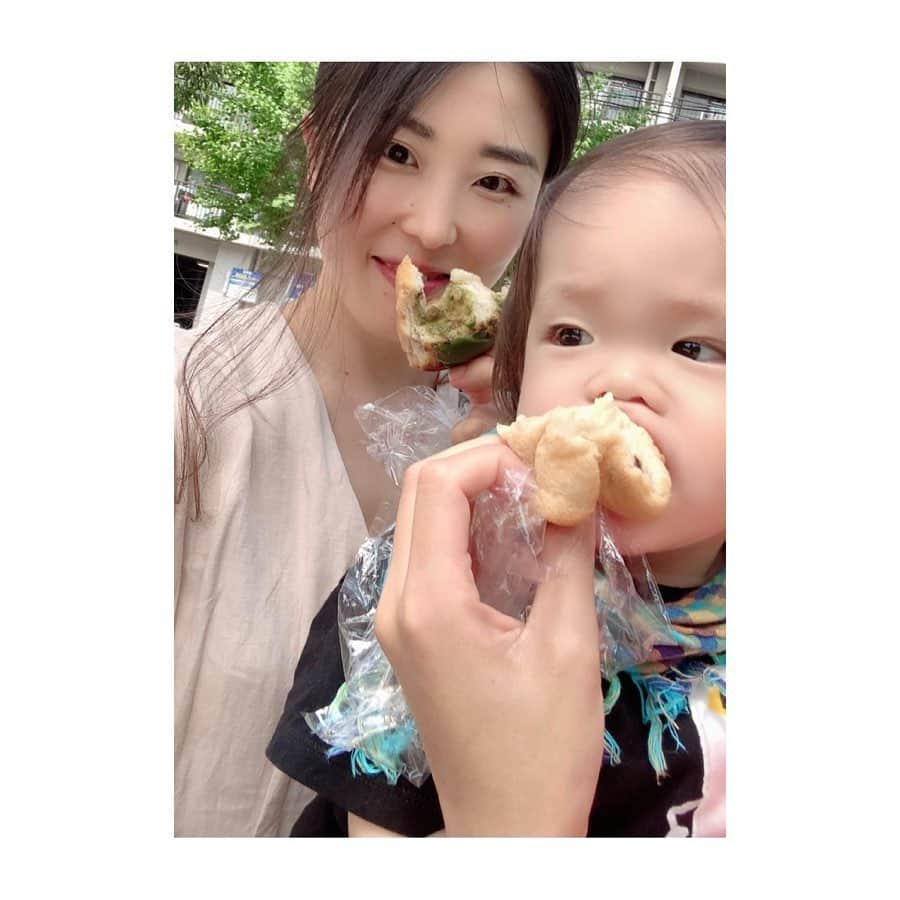 megumiさんのインスタグラム写真 - (megumiInstagram)「3枚目の動画で甥っ子は私の胸を潰しにかかってるけど、それくらい仲良くなった証拠😍🤣❤️ . 今日も一緒に美味しいもの食べて遊んで、たーくさん私を癒してくれたから、 #converse の可愛すぎるファーストシューズ買ってあげたよ❤️ . . このお金じゃ買えないプライスレスな時間を私にくれる甥っ子は偉大すぎる🥺 . 今日もいっぱい癒しをありがとう🥺❤️🥺❤️ . 今日もセロトニンドバドバ大放出⛲️✨✨ 今日もよく眠れる❤️ . .  #福岡グルメ　#福岡パン屋  #セロトニン大放出の旅 #今日のおばばか通信　#おばばか #筋トレ女子 #筋トレ #ダイエット #fitnessmodel #メリハリボディ #healthybody  #ヘルシー #ボディメイク#ワークアウト女子 #フィットネス女子 #フィットネス #美ボディ  #フィットネスモデル  #お尻トレーニング #fitnessgirl #ウエイトトレーニング #vshape  #美腸 #腸活 #美活 #美尻 #美容」7月18日 19時42分 - megumi_aimy_fit