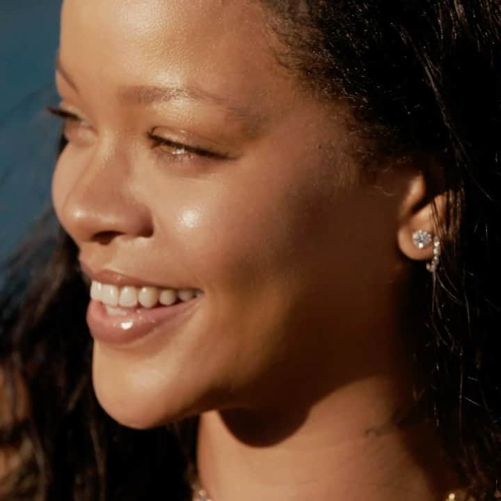 リアーナのインスタグラム：「THE NEW CULTURE OF SKINCARE. @fentyskin 👉🏿 July 31st exclusively at FENTYSKIN.COM! Sign up to cop it before the launch— link in bio 🙌🏿」