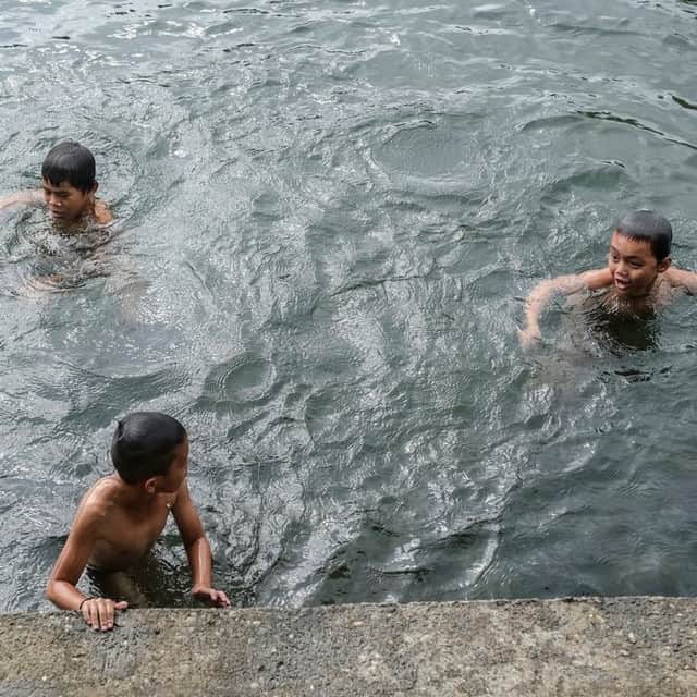 国境なき医師団さんのインスタグラム写真 - (国境なき医師団Instagram)「気持ちよさそうに水浴びを楽しんでいる子どもたち。こうしてみんなで遊べる幸せを感じています。 . ここはフィリピン、ミンダナオ島にあるマラウィ市。2017年、「イスラム国」系のいくつかの過激派組織とフィリピン軍とのあいだで激しい戦闘が起きた地域です。 . この戦闘によって一部の地域は完全に破壊され、約3年経ったいまも復興への道のりは遠い状況です。シェルターでの暮らしを余儀なくされている人は7万人、親戚の家に身を寄せている人は5万人いると言われています。いまだ復旧していない医療施設も少なくありません。 . 早く日常を取り戻したい――。そんな気持ちに反して、人びとは新たに新型コロナウイルスへの対応も強いられています。ロックダウン下でも人びとが必要な医療を受けられるように、国境なき医師団は訪問診療を行うなどして、支援を続けています。 -------------------------------------  フィリピンに関する活動ニュースは公式サイトから。プロフィールのURLリンクからどうぞ→@msf_japan .  --------------------------------------  © Veejay Villafranca   #国境なき医師団 #MSF #フィリピン #ミンダナオ島 #マラウィ #子ども #水浴び #夏　#photooftheday #写真部 #写真好きな人と繋がりたい」7月18日 11時00分 - msf_japan