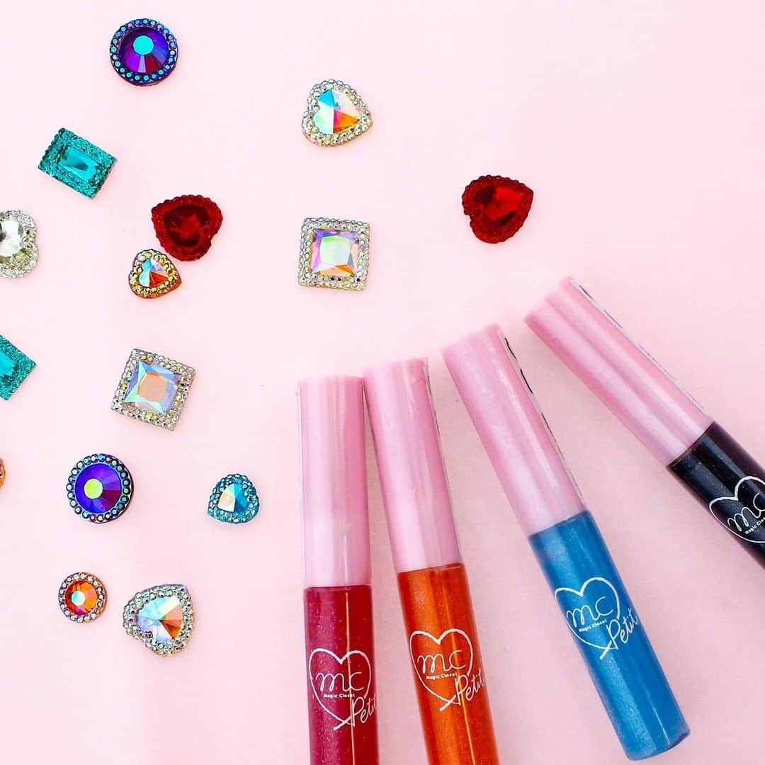 3COINSさんのインスタグラム写真 - (3COINSInstagram)「💎petit cosmetic💎  リップグロス 各300円(税込330円)  入荷がない店舗がございます。 お立ち寄りの店舗までお問い合わせください。  #3COINS #スリーコインズ #スリコ #コスメ #リップグロス #グロス #ラメ #リップ #ラメグロス #ニュアンスチェンジ #ニュアンスグロス #黒グロス #ブルーグロス #スリココスメ #ニュアンス #メイク #新商品コスメ #プチプラ #プチプラコスメ」7月18日 11時00分 - 3coins_official