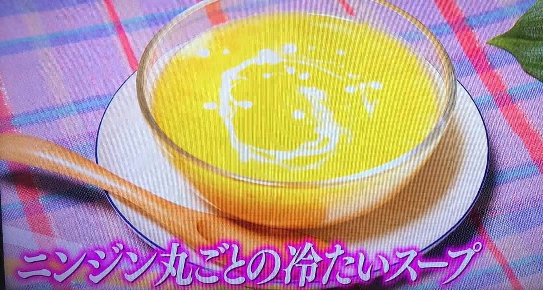 麻生れいみのインスタグラム：「／ ニンジン丸ごとの冷たいスープ ＼ 2020年7月16日主治医が見つかる診療所、オンエアレシピ👍 β-カロテンたっぷり、夏バテ予防に冷たくひやしてのど越しよく😋 材料（２人分） にんじん　１本 玉ねぎ1/4個 オリーブオイル　大さじ1/2 バター　１０ｇ 塩・こしょう　各適量 コンソメスープの素　小さじ１と1/2 水　２００ｍｌ 牛乳　１００ｍｌ 生クリーム　おこのみ ①にんじん、玉ねぎはすりおろす（またはミキサー、フードプロセッサーでもＯｋ）。 ②鍋にオイルをいれ、中火で玉ねぎを炒め、バター、にんじんを加えてさらに３分ほど炒め、塩、こしょう各少々で味をととのえる。 ②鍋に水、スープの素を加えて弱火で煮る。牛乳を加え、沸騰直前で火を止め、味をみて足りなければ、塩、こしょう各少々で味をととのえる。粗熱がとれたら冷蔵庫でひやしていただく。 1人分 エネルギー　１５３kcal タンパク質　２．８ｇ 脂質 ９．３ｇ 糖質　１１．８ｇ 食物繊維　３．２ｇ β-カロテン　３３００㎍  #アスリート栄養　#スポーツ栄養 #アスリートご飯  #ボディメイク #ボディメイクレシピ  #ロカボダイエット  #管理栄養士  #麻生れいみ式ロカボダイエット  #lowcarbdiet  #lowcarb  #麻生式ダイエット #dietitian  #dietitians  #糖質制限  #ダイエット  #ケトン体 #ケトジェニック #ketodiet #ケトンアダプト #ketoaptation  #主治医が見つかる診療所  #ketoadapted #麻生れいみ　 #自宅太り　#ソク飯 #ソク飯レシピ #アラフィフ #56歳」