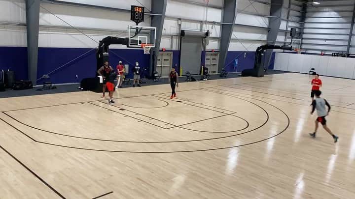 デイミアン・リラードのインスタグラム：「How practice ended today 😂😂😂 ... @wenyengabriel made up for his lack of defense. #YoungKillasForTheWin @nassir @antsimons @zachcollins_33 @gtrentjr」