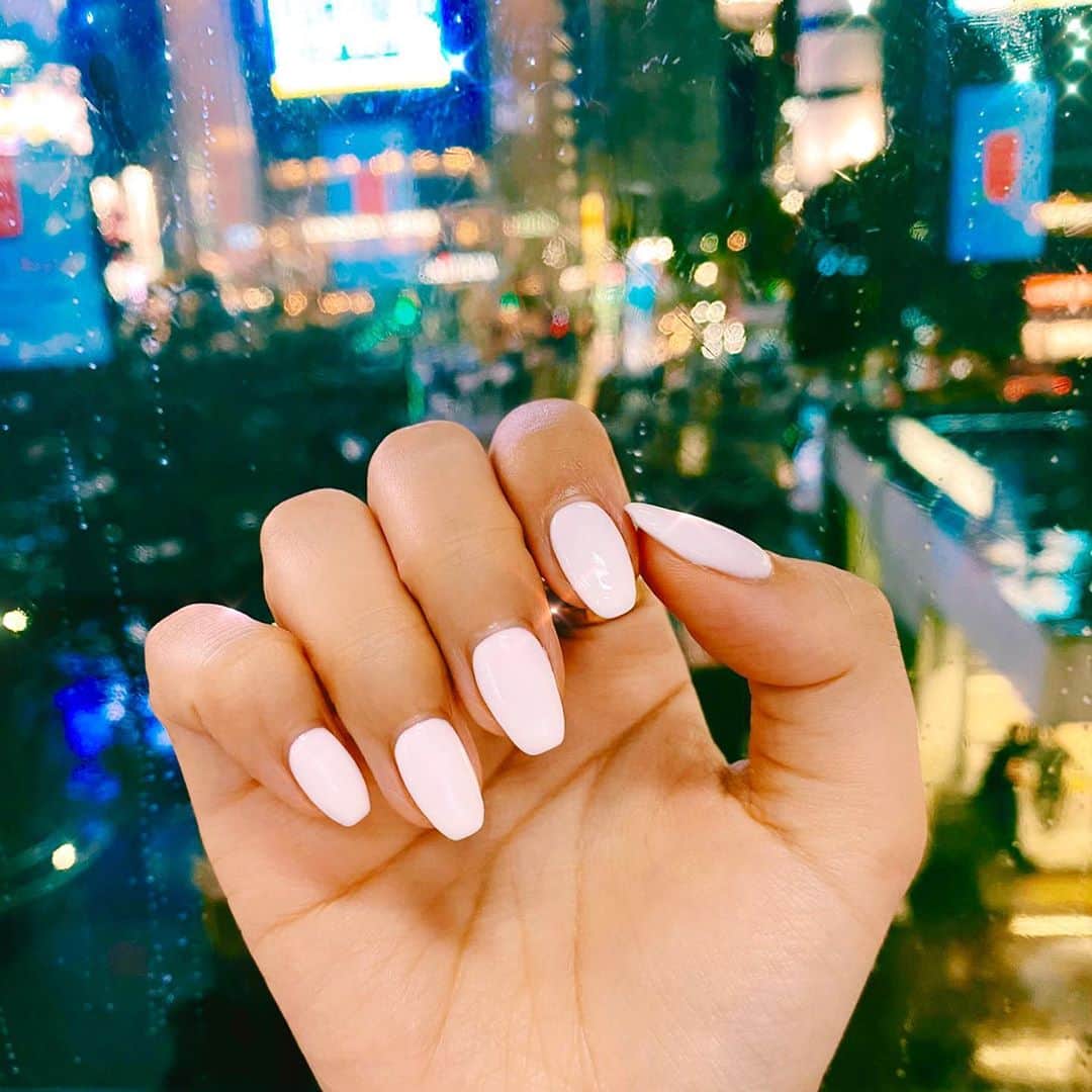 のインスタグラム：「しばらくセルフでジェルネイルをしていたけど、久しぶりにサロンでネイル💅 オールシーズンで、ホワイトのワンカラー、バレエシューズ型が好きです💅 #華金　#渋谷　#ネイル　#帰宅　#夜景　#nail #jelnail #shibuya #beauty」
