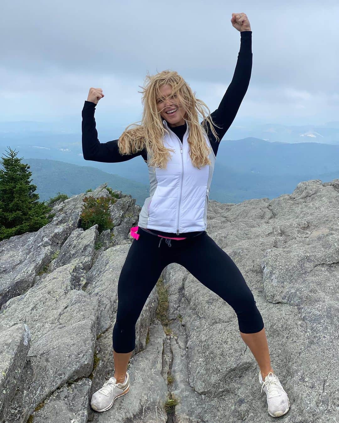 トリー・ウィルソンのインスタグラム：「. Faced my fear of heights today. Didn’t cure me but I faced it like a champ. . Basically the same theory I have (or try to) about life. Shits scary but facing it anyway makes us tough! 🤷🏼‍♀️😜 . Being outside. ❤️ It costs nothing to breathe in that air no matter who or where we are... & to appreciate what’s around. ❤️🙏🏽 We seem to forget how much the lil stuff makes our heart sing when the world tugs from each direction & fear takes over. Must smile. . #BestDayEver #Mountains #scaredycat #onelife #focusonsmiling」