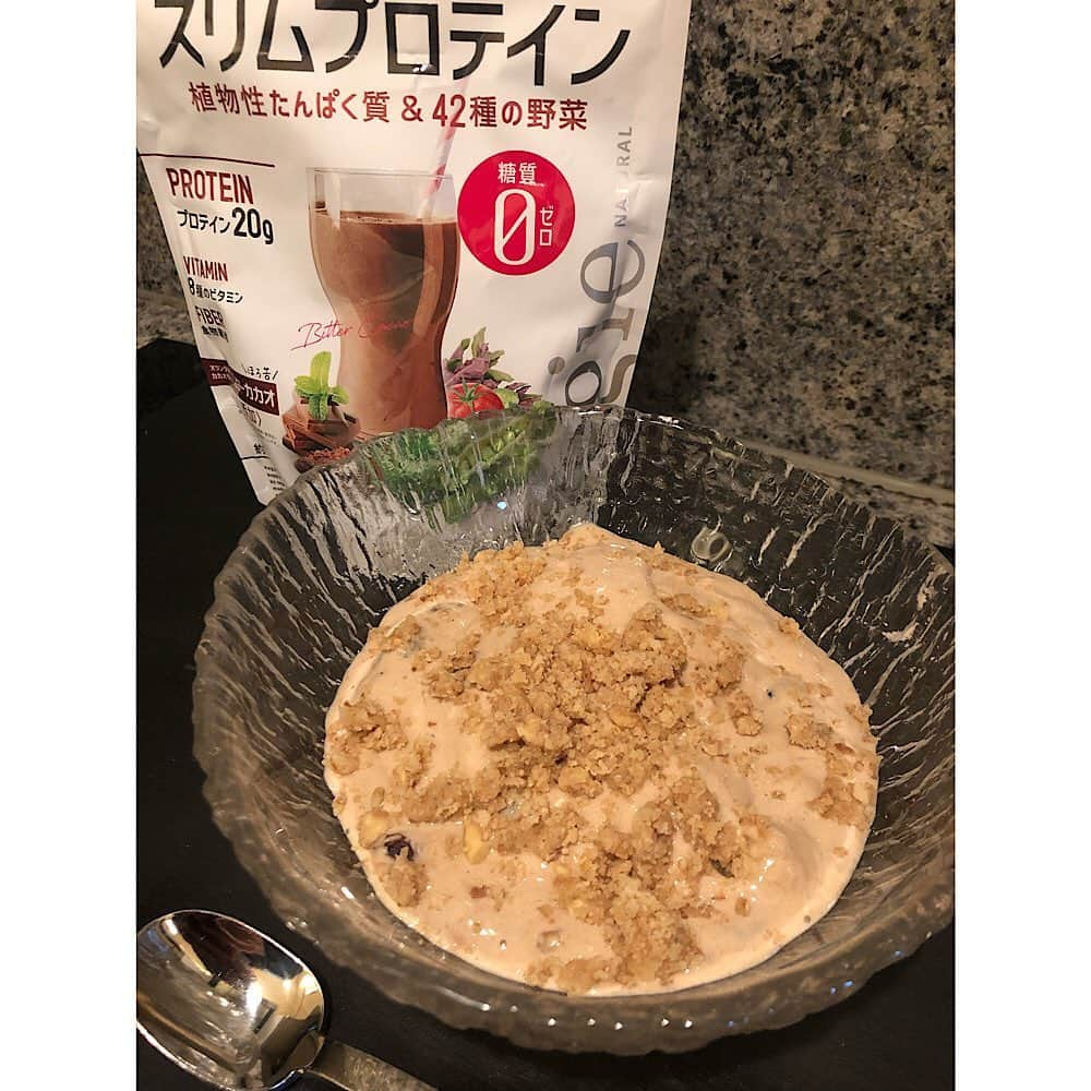 瑛茉ジャスミンさんのインスタグラム写真 - (瑛茉ジャスミンInstagram)「えま、〇〇ボウルが大好きです。 アサイーボウルとか、 そして最近ウォーキングに目覚めたえまはプロテインボウルを開発してみました❤️ トルコアイスのような口当たり濃厚で砂糖も使わずにヘルシーで甘い味がします🤤  材料 豆乳（冷凍）100g バナナ（冷凍）2本 クルミ40g プロテイン15g レーズン25g クリームチーズ2つ  レシピ 1.豆乳とバナナは冷凍にしておきます。 2.くるみを粉々に粉砕します。 3.常温のお水でバナナの皮を剥いて、豆乳、バナナ、プロテイン、クリームチーズをハンドプロセッサーにかけます。 4.↑にレーズンを混ぜて器に盛ってクルミを上から散らして完成🥰  そしてアドバンテージ！ ＋100g〜200gの 豆乳を＋するとスムージーになります⭐️⭐️⭐️  ひんやり夏に食べたいダイエット中でも罪悪感ゼロな美味しいレシピできました🌹🌹🌹  #vegie #ベジエ #スリムプロテイン #プロテイン #糖質ゼロ #置き換えダイエット #ボディメイク #プロテインクッキー #おうちカフェ #おうち時間 #そにえま #PR」7月18日 11時30分 - emmajasmine12345_x