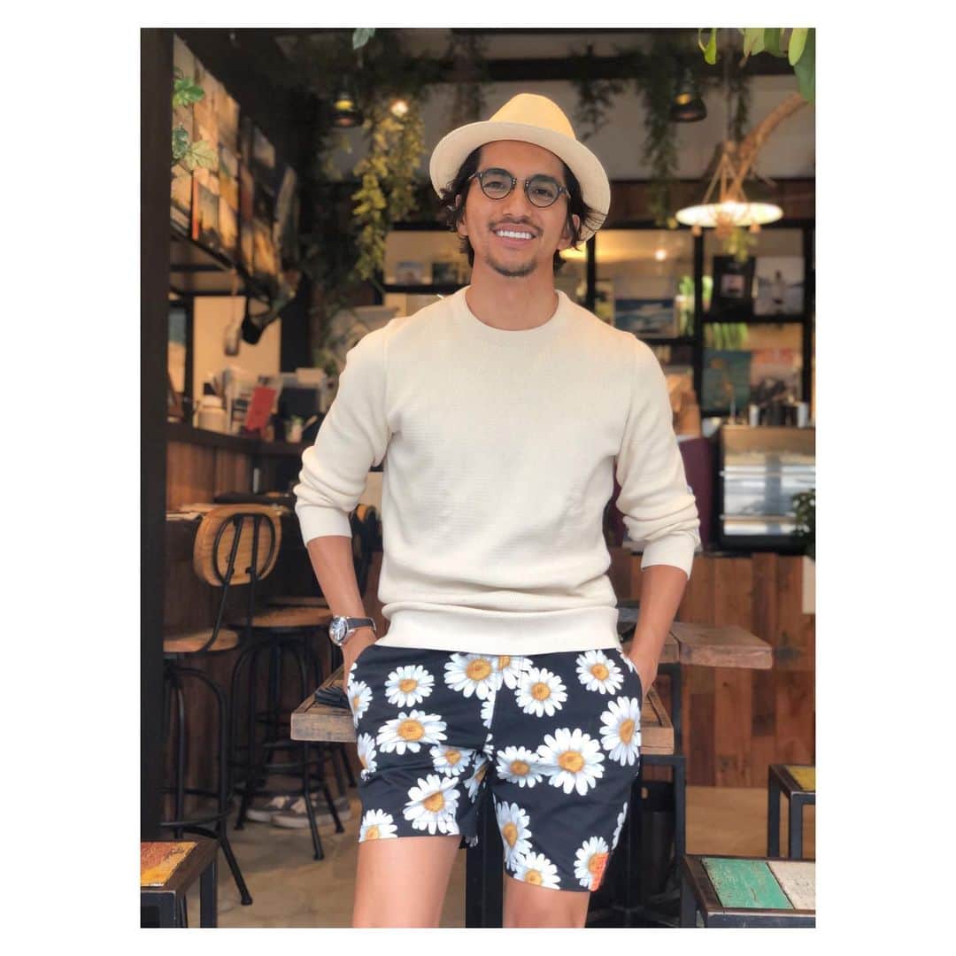 幸太さんのインスタグラム写真 - (幸太Instagram)「Can’t waiting summer﻿ ﻿ ﻿ 今年も来ましたー﻿ ﻿ シゲルちゃん ﻿ @shigeru39 ❌ @_73r_ のコラボパンツ﻿ ﻿ ﻿ 花柄ハーフパンツというのもあり、﻿ ギンギンの日差し☀️が来るのを待ってましたが﻿ ﻿ ﻿ なかなか梅雨明け☔️しないから、﻿ 待ちきれず穿いちゃった😊﻿ ﻿ ﻿ ﻿ パンチ💥のある花柄だから、﻿ 俺は無地のサーマルとコーデ﻿ ﻿ ﻿ こんな感じなら、﻿ 革靴もスニーカーもイケる気がするけどどうかなぁ〜🤙🏿　(2枚目、3枚目)﻿ ﻿ #fashion #menscordinate #summercordinate #model #surfer #beautyadvisor #brachtree #73r ﻿#sunspel #omega  #ファッション #メンズコーデ #大人カジュアルコーデ #夏コーデ #ハーフパンツ #しげるちゃん #コラボパンツ #花柄ハーフパンツ ﻿ #モデル #サーファー #男性美容家 #ビーチツリー ﻿」7月18日 11時32分 - kotawave