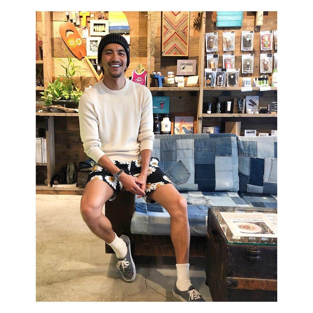 幸太さんのインスタグラム写真 - (幸太Instagram)「Can’t waiting summer﻿ ﻿ ﻿ 今年も来ましたー﻿ ﻿ シゲルちゃん ﻿ @shigeru39 ❌ @_73r_ のコラボパンツ﻿ ﻿ ﻿ 花柄ハーフパンツというのもあり、﻿ ギンギンの日差し☀️が来るのを待ってましたが﻿ ﻿ ﻿ なかなか梅雨明け☔️しないから、﻿ 待ちきれず穿いちゃった😊﻿ ﻿ ﻿ ﻿ パンチ💥のある花柄だから、﻿ 俺は無地のサーマルとコーデ﻿ ﻿ ﻿ こんな感じなら、﻿ 革靴もスニーカーもイケる気がするけどどうかなぁ〜🤙🏿　(2枚目、3枚目)﻿ ﻿ #fashion #menscordinate #summercordinate #model #surfer #beautyadvisor #brachtree #73r ﻿#sunspel #omega  #ファッション #メンズコーデ #大人カジュアルコーデ #夏コーデ #ハーフパンツ #しげるちゃん #コラボパンツ #花柄ハーフパンツ ﻿ #モデル #サーファー #男性美容家 #ビーチツリー ﻿」7月18日 11時32分 - kotawave