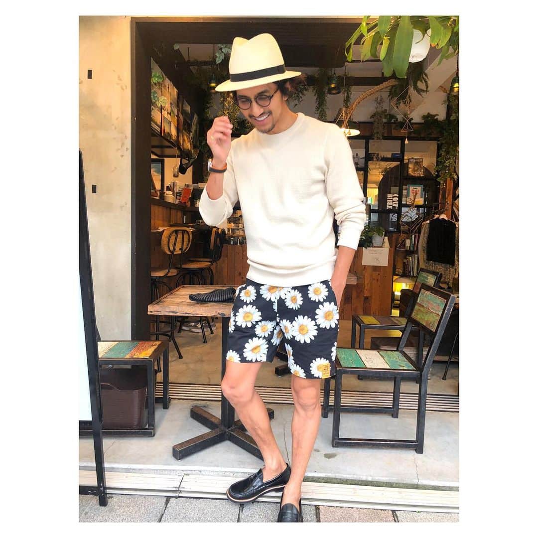 幸太さんのインスタグラム写真 - (幸太Instagram)「Can’t waiting summer﻿ ﻿ ﻿ 今年も来ましたー﻿ ﻿ シゲルちゃん ﻿ @shigeru39 ❌ @_73r_ のコラボパンツ﻿ ﻿ ﻿ 花柄ハーフパンツというのもあり、﻿ ギンギンの日差し☀️が来るのを待ってましたが﻿ ﻿ ﻿ なかなか梅雨明け☔️しないから、﻿ 待ちきれず穿いちゃった😊﻿ ﻿ ﻿ ﻿ パンチ💥のある花柄だから、﻿ 俺は無地のサーマルとコーデ﻿ ﻿ ﻿ こんな感じなら、﻿ 革靴もスニーカーもイケる気がするけどどうかなぁ〜🤙🏿　(2枚目、3枚目)﻿ ﻿ #fashion #menscordinate #summercordinate #model #surfer #beautyadvisor #brachtree #73r ﻿#sunspel #omega  #ファッション #メンズコーデ #大人カジュアルコーデ #夏コーデ #ハーフパンツ #しげるちゃん #コラボパンツ #花柄ハーフパンツ ﻿ #モデル #サーファー #男性美容家 #ビーチツリー ﻿」7月18日 11時32分 - kotawave