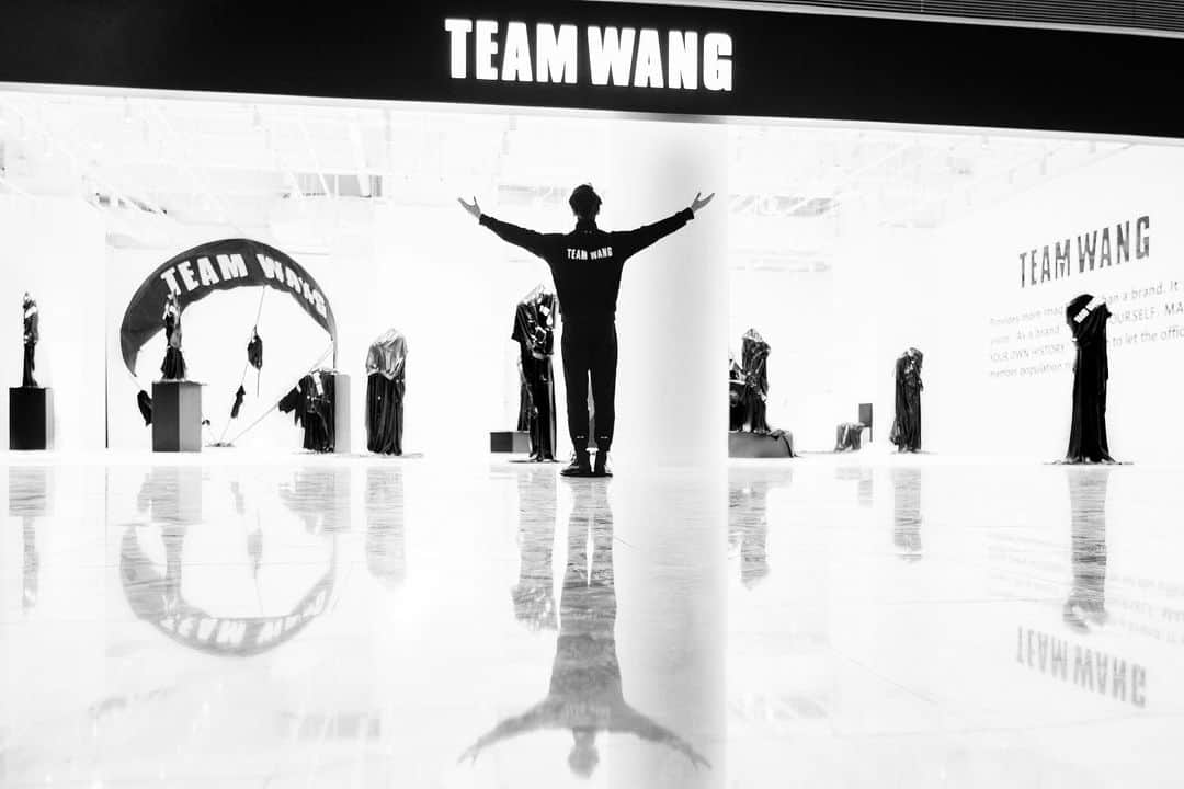 ジャクソンさんのインスタグラム写真 - (ジャクソンInstagram)「It’s finally here For almost 3 years planing & strategizing & building & executing Wanted to present the best form of @teamwangdesign division.  There is no perfect. but there is perfection in everyone’s standard. This is my current perfection. Every move we make is our satisfaction. This is our history. @teamwang   Official member, let’s make history🙏  #TEAMWANG #GLOBALreleaseNOW」7月18日 11時36分 - jacksonwang852g7