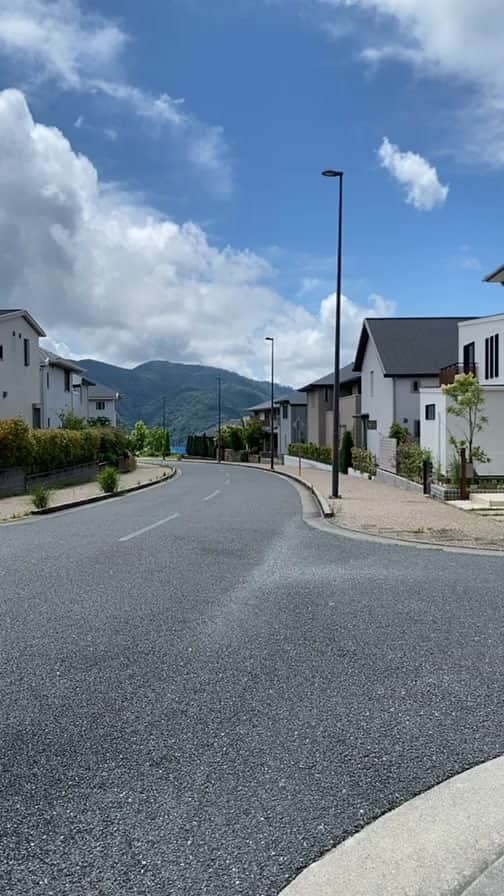 homelife 夢を叶える暮らし方のインスタグラム：「アーキホームライフ千里店　見学会会場でインスタライブしました！ . 家づくりの資料請求はコチラから @homelife_shiryou . #一戸建て #ルームツアー #シンプルモダン #LDK #ウォークインクローゼット #お洒落なお家 #おしゃれ #こだわり #ローコスト住宅 #マイホーム #夢のマイホーム #間取り #シンプルな暮らし #暮らしを楽しむ #注文住宅 #自由設計 #デザイン住宅 #myhome #family #house #home #homelife_京都 #homelife_大阪 #homelife_兵庫 #ホームライフ #ホームライフ100 #アーキホームライフ」