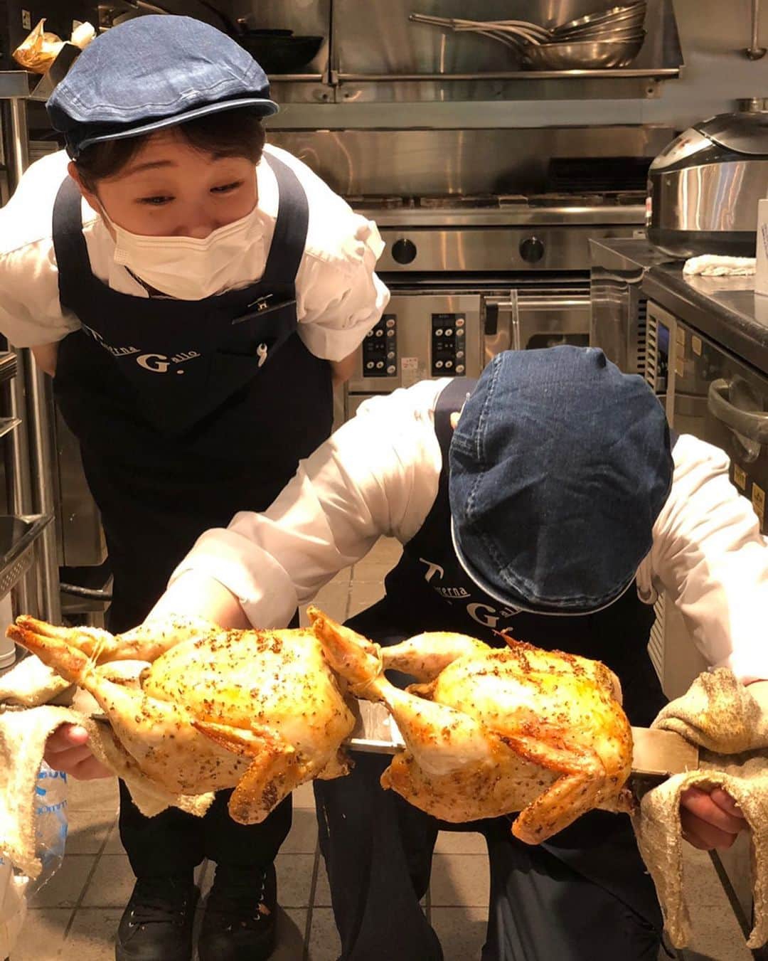 T.G.HEARTH TGハースのインスタグラム：「皆様こんにちは！ 看板娘の藤井です！🙋‍♀️🙋‍♀️🙋‍♀️  本日もチキン焼きあがりました！🤗 あいにくのお天気ですが、、、☔️ 今日も元気に皆様をお待ちしております！！！  #TGハース#肉#おうちカフェ#恵比寿グルメ#恵比寿ビストロ#恵比寿ディナー#新しい日常 #ハース #イタリアン#恵比寿ランチ#プリン#チーズ#ロティサリーチキン#テイクアウトしよう#ウーバーイーツ#恵比寿ワイン#テイクアウト#Ubereats#恵比寿チーズ#tghearth#渋谷区グルメ#営業再開#恵比寿デリバリー#カフェ#チーズケーキ#渋谷テイクアウト#恵比寿新聞#コロナ#チーズフォンデュ#恵比寿テイクアウト」