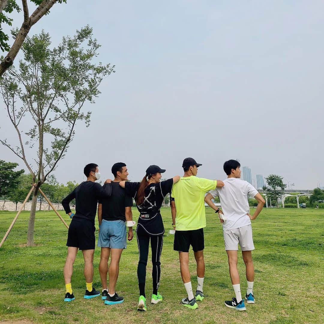 ジヌションさんのインスタグラム写真 - (ジヌションInstagram)「🏃‍♂️ 아직 이름 못 정한 러닝크루 토요일 러닝은 GIVE N RACE PRACTICE RUN과 함께 7km + 크루 런 3km 총 10km 오핸만에 크루 5명이 다 모였다. #이영표 #조원희 #이시영 #션 #장호준 다음 크루 멤버 궁금하지 않으세요?」7月18日 11時39分 - jinusean3000