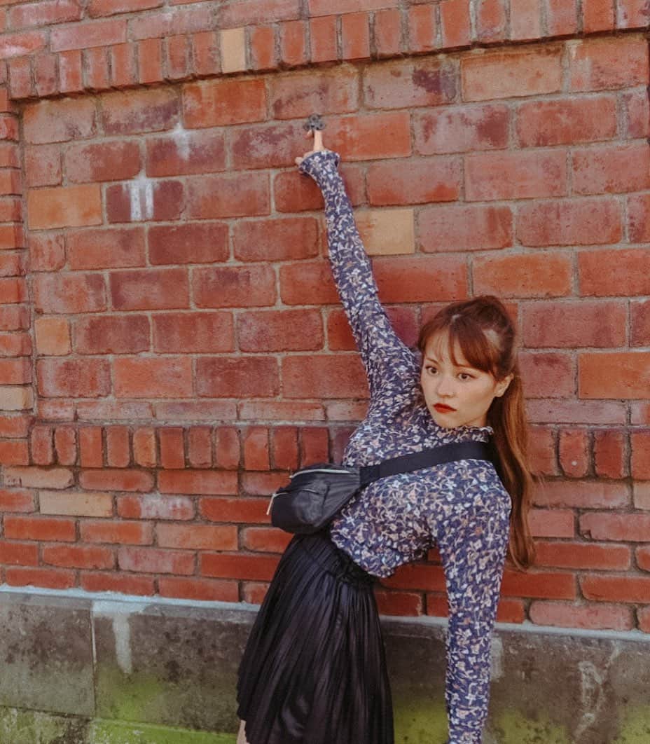 MiracleVellMagicのインスタグラム：「i’m hooked! 😘 #literally いやなんか壁にフックがあったから引っかかっちゃってさ🥺💦」