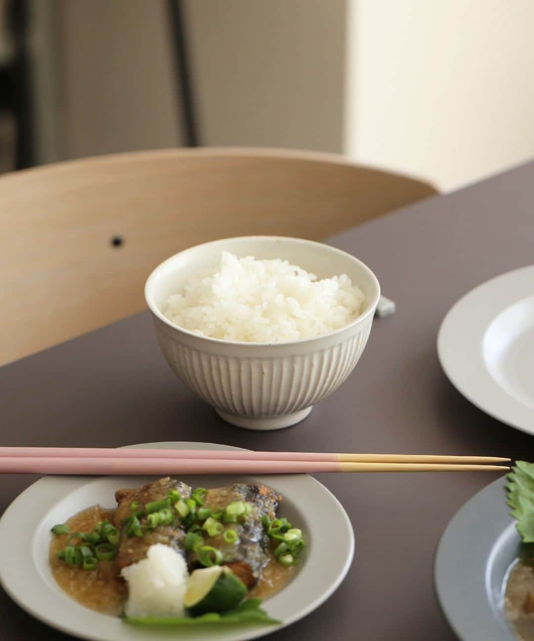 のインスタグラム：「美味しいご飯が大好きです！  そんな大好きなお米を お気に入りの器によそえば、 も〜っと好きになりそうです♪  . -登場したアイテム- SALIU/しのぎ飯碗　-ホワイト- . ◎商品は当店トップページのバナーorプロフィールのURLからどうぞ。 ▶︎ @kozlife_tokyo . #KOZLIFE #LoveFoodLoveLife #Interior #instahome #instagood #instajapan #foodporn #instafood #foodstagram#foodlover #delicious #delistagrammer #SALIU #stiik #箸 #シンプルライフ #器 #うつわ #食器 #KOZ茶碗 #サリュウ #和食 #茶碗 #今日のごはん #お家ごはん #器好き #젓가락 #筷子 #일제 #日本制造」