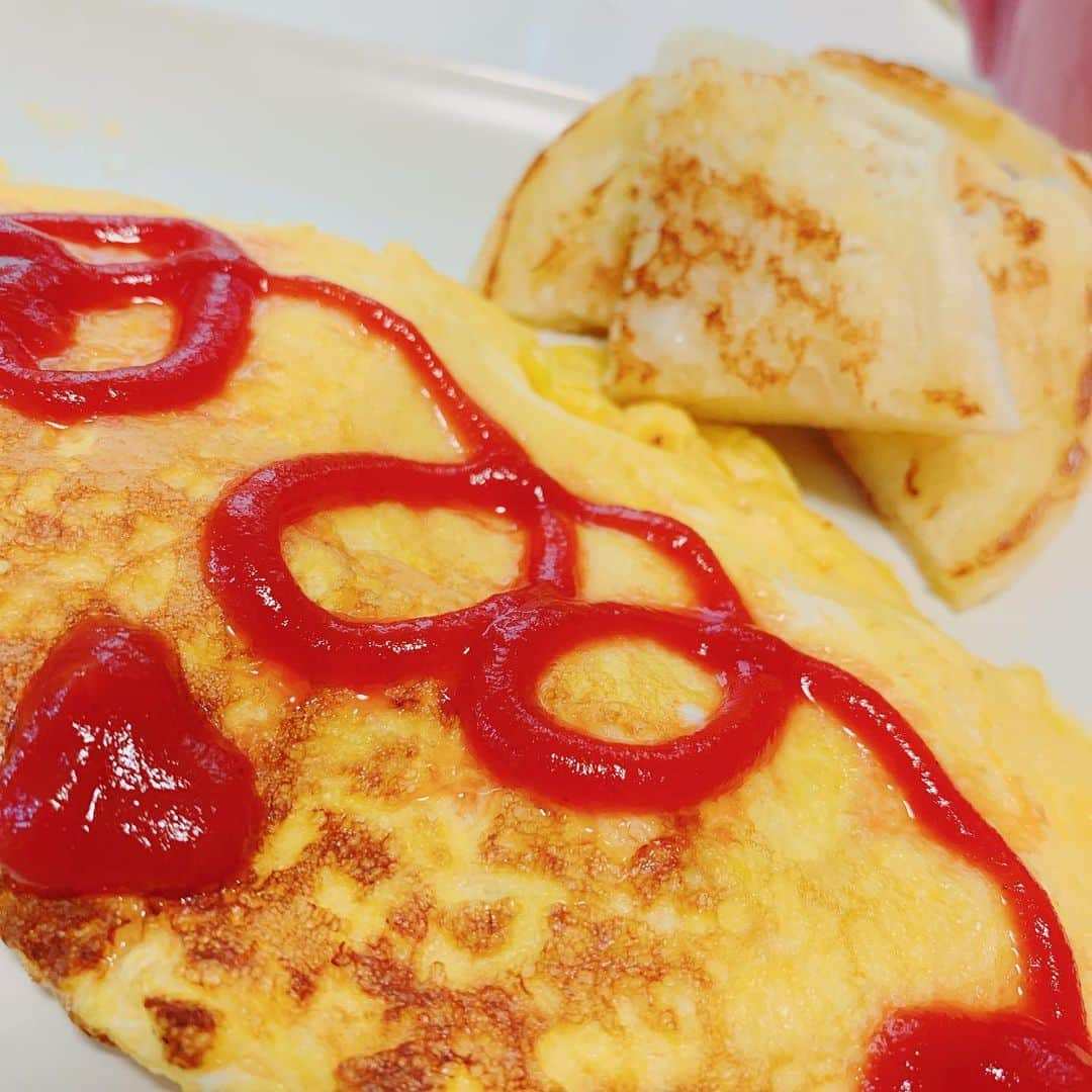 直田姫奈さんのインスタグラム写真 - (直田姫奈Instagram)「見た目より中身が大事🍴それが私の料理モットーです。  #オムレツ #中身は #トマト #ハム #チーズ #そして #手前の #ケチャップ #は #ハート #のつもり #以上 #料理初心者 #からの #報告 #でした」7月18日 11時59分 - hinahinyan_official