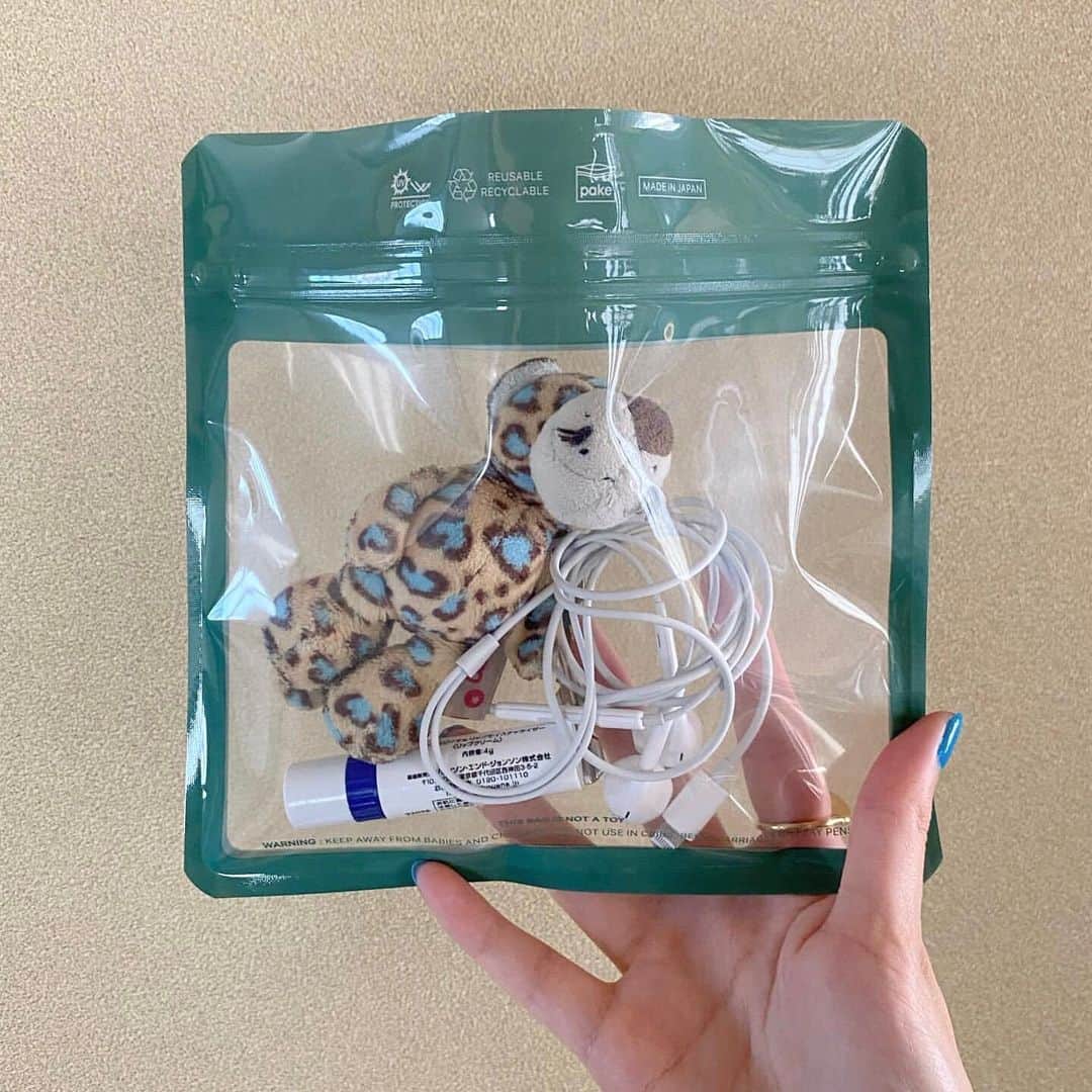 のインスタグラム：「.⁣ ジッパーバッグの先駆者『pake（パケ） @pake.jp 』のアイテムがキテるって噂。⁣ .⁣ クラシカルで洗練されたデザインが可愛い日本製のジッパーバッグを販売しているpake。ワンカラーのシンプルなものからポップで目を引くデザインまで可愛いアイテムが多数取り揃えられているんです。防水・防臭機能が備わった高品質なところも嬉しいですね！イヤホンやコスメを入れるなど、柔軟に使うことができそうですね♡⁣ .⁣ MERYでは他にも「かわいい」に近づくさまざまな情報を発信しています。⁣ @mery.beauty コスメ・美容に特化した情報をお届け♡⁣ @mery_spot 話題のカフェやお出かけスポットをご紹介！⁣ こちらもぜひチェックしてみてください！⁣ .⁣ .⁣ photo by @ryoyoh @mikacoito  .⁣ #MERY #regram #pake #packagedesign #clearbag #pouch #package #colorful #パケ #パッケージ #ジッパーバッグ #ポーチ #小物 #小物入れ #小物収納 #コスメ収納 #コスメポーチ #ジップロック #ジップロック収納 #収納 #整理 #整理整頓 #ポーチの中身 #ポーチ #カラフル #ジップ #お洒落 #お洒落さんと繋がりたい #MERY女子 #メリー」
