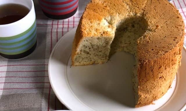 のインスタグラム：「【アールグレイのシフォンケーキ】 こんにちは、ＭＡＲＩＫＯです。 最近お菓子をよく作っているという人も多いかと思います！ シフォンケーキは難しいイメージがありますが、メレンゲがしっかりとできれば意外と簡単です。 オリーブオイルとメレンゲの軽い口当たりのケーキなので、これからの季節にぴったり。  《材料　直径15cmのシフォンケーキ型1台分》 グラニュー糖 	50g 卵白 	80g（Lサイズ約2個分） 卵黄 	40g（Lサイズ約2個分） 薄力粉 	60g 塩 	少々 バニラエッセンス 	数滴 オリーブオイル 	25ml 牛乳 	55ml アールグレイの茶葉		ティーバック1袋分　  《作り方》 ①	全ての材料を計量し、オーブンを160度に予熱する。ボウルに卵を割り、卵黄と卵白に分けて、卵白は冷蔵庫で冷やしておく。 ②	卵黄を泡だて器で混ぜ、オリーブオイルを少しずつ垂らしながら混ぜる。続けて牛乳を少しずつ加えて、アールグレイ、バニラエッセンスと塩ひとつまみを加えてよく混ぜる。ふるった薄力粉を加え、粉気がなくなり、なめらかになるように大きく混ぜる。 ③	①で冷やしておいた卵白に少量のグラニュー糖を加えハンドミキサーで泡立て、卵白の中央に少し角がたってきたら残りのグラニュー糖の1/2を加え、さらに泡立て、だんだんときめが細かくなってきたら残りのグラニュー糖を加える。グラニュー糖が完全に溶け、全体にツヤがありピンと角が立ってくればメレンゲの完成。 ④	②に③の半分をゴムベラですくって加え、大きくしっかりと全体を混ぜる。残りのメレンゲを加えて泡を消さないようにゴムベラで底からさっくりと全体を混ぜ、ツヤがあり、流れるかたさになったら型に流し入れ、160度のオーブンで35分焼く。 ⑤	④が焼き上がったら型のまま逆さまにして30分ほど置いて冷まし、ペティーナイフで型のまわりにナイフを入れて型からとり出す。  シフォンケーキ作りのポイントは2つ。卵黄にオリーブオイルを少しずつ加えてしっかりと乳化させることと、卵白はしっかり角が立つまで泡立ててメレンゲを作ることが大切です。 型からとり出す際は焦らずにゆっくりと、側面にナイフやへらを入れて出すようにしてください。 ホイップクリームを添えて食べると、カフェ気分を味わえる1皿になります。  #オリーブオイル　#オリーブオイルライフ　#お菓子作り大好き #手作りおやつ　#おうち時間　#シフォンケーキ　　 #おいしい #料理 #レシピ #クッキングラム #デリスタグラマー #レシピ #おうちごはん #いただきます #food #yammy #recipes #foodpic #yummyfood #cooking #instafood #homemadefood」