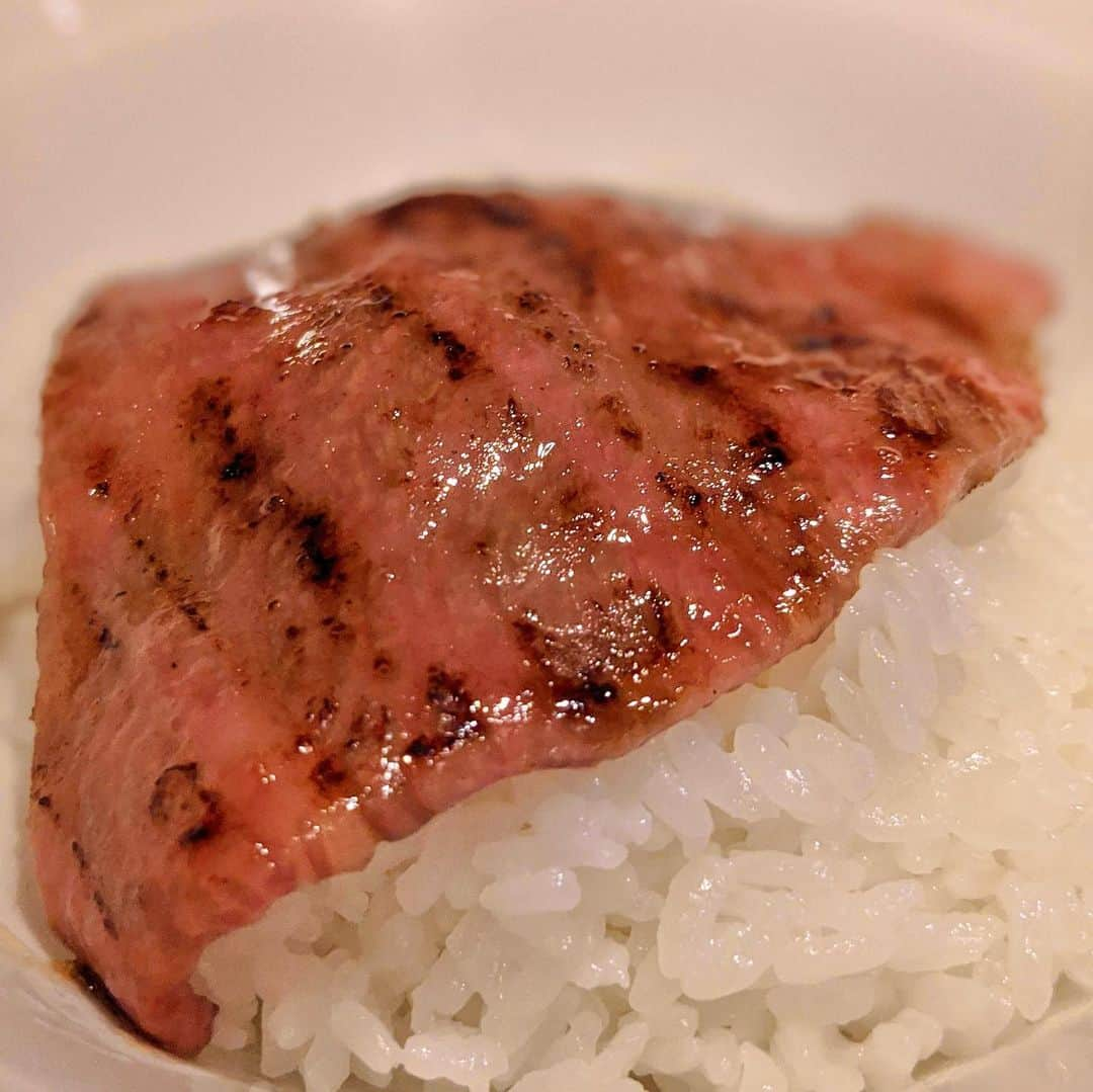 大見さなえさんのインスタグラム写真 - (大見さなえInstagram)「焼肉ジャンボ名物！野原焼き😍 『#焼肉ジャンボ白金 』﻿ ﻿ 1枚でロースターいっぱいになるほど大きなサーロイン🥺🥩 すき焼き﻿の割り下に漬け込んだお肉を 溶き卵ですき焼き風にしていただきます🤤🍳 ﻿ ﻿ 精肉卸で有名なヤザワミート系列🥩﻿ お肉好きの友達と楽しむのに🙆‍♀️﻿  ﻿ 住所	東京都港区白金3-1-1 第一麻布ビル1F﻿ 電話　03-5795-4129﻿ 予約可﻿ 営業時間・定休日﻿ 平日：17:00 ～ 24:00﻿ 土・日・祝：16:00 ～ 24:00　（年中無休）﻿ ﻿ #焼肉 #yakiniku #やきにく #野原焼き﻿ #焼肉ジャンボ #サーロイン #和牛 #wagyu  #めぐログ_白金 #白金グルメ #東京グルメ﻿ #お肉 #肉 #meat #beef #卵 #飯テロ」7月18日 11時57分 - tabe_megumi