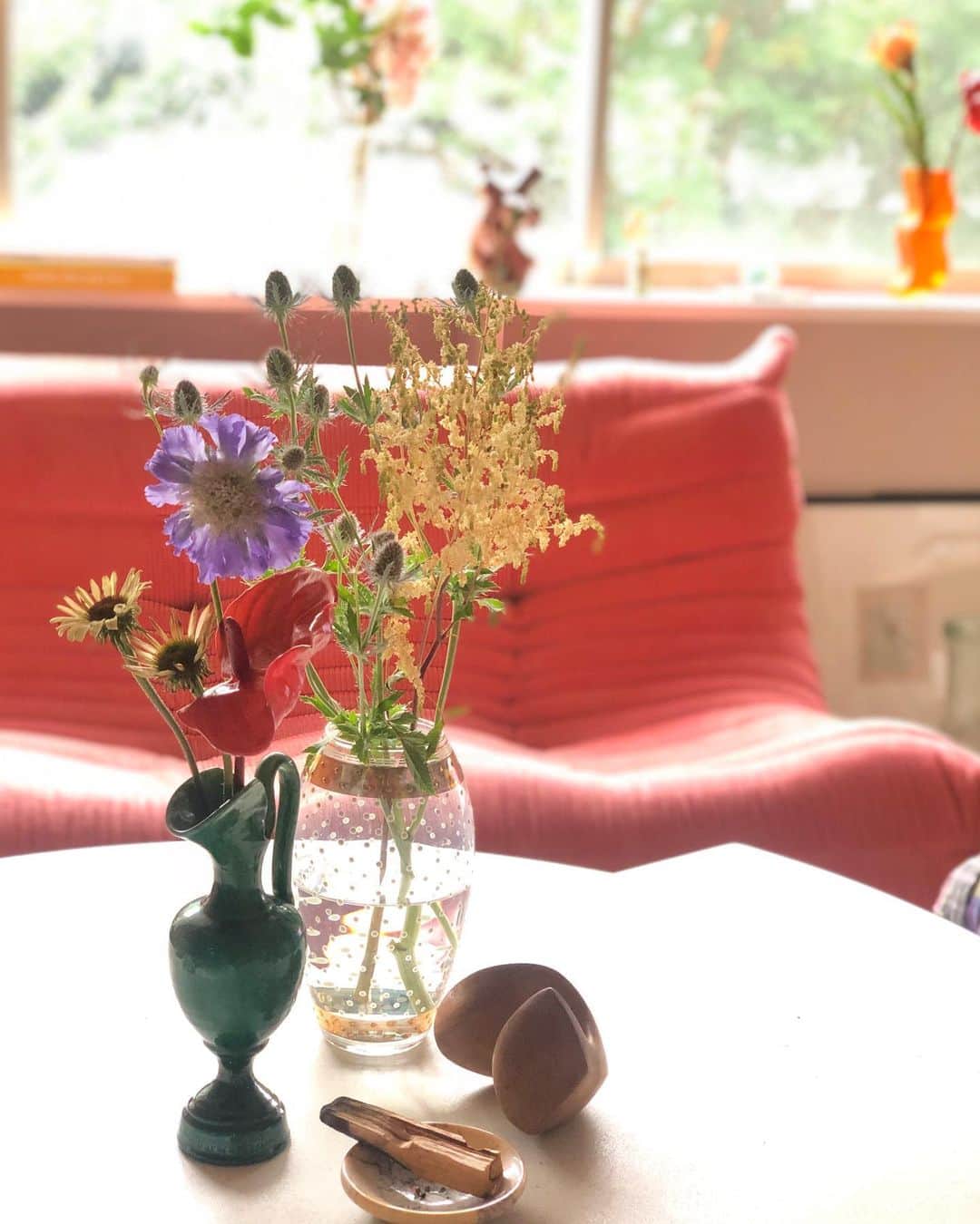 長尾悦美さんのインスタグラム写真 - (長尾悦美Instagram)「のんびり週末。  @finna.jp で見つけた　@charritachihiro  のグリーンの花器が仲間入り💚🇲🇽  雨続きでどんよりだから部屋はカラフルに気分上げて行こう〜。  と思ったら、部屋に光が差しこんできた☺︎✨  #weekend  #flowers  #お家時間」7月18日 11時57分 - yoshiminagao