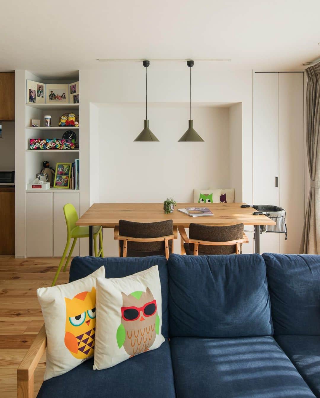 ルポハウス一級建築士事務所さんのインスタグラム写真 - (ルポハウス一級建築士事務所Instagram)「・ ・ ・ へこみに座る。 ・ ご家族お気に入りのしっくりくる造作ダイニングベンチです。 ・ ふたを開ければ、たちまち収納スペースに。 ・ ・ ・ ルポハウスの施工事例をもっと見てみたい方は こちらまで☞ @reposhouse ・ #ルポハウス は#ちょっとかっこいい家 を"友人のために"という思いでつくっています。 ・ 一生に一度の#マイホーム。 「あなたにしかできない」×「ルポハウスだからできる」で、私たちだけの#家づくり を思いっきり楽しんでみませか？！ ・ ・ ・ #家 #インテリア #住宅 #注文住宅  #新築一戸建て #住まい #シンプルな暮らし #デザイナーズ住宅 #一級建築士事務所 #設計事務所 #instahouse  #滋賀 #大津 #草津 #栗東#リビングダイニング #ダイニングインテリア #リビングインテリア #造作ダイニングベンチ #造作家具デザイン #収納ベンチ #陽のあたる部屋#インテリアグリーンのある暮らし」7月18日 12時02分 - reposhouse