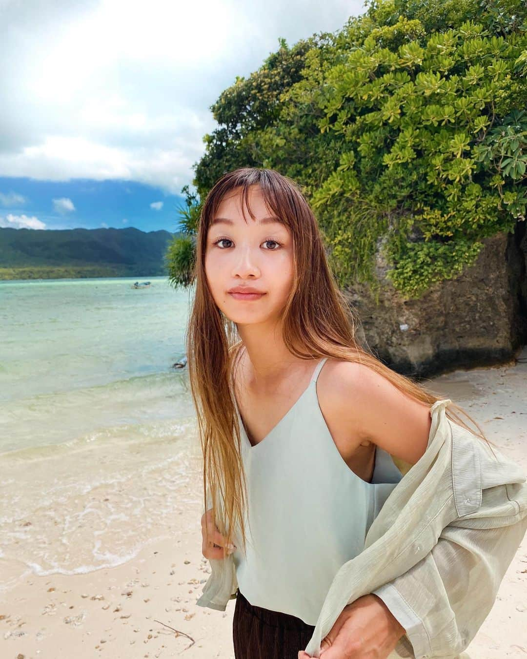 近藤あやさんのインスタグラム写真 - (近藤あやInstagram)「撮影で、石垣島に来ています🌴 服は、さらっときれるものを持ってきました。(乾きやすいのも嬉し) ⠀ ほんと、この数日、島の大自然と、温かい人たちにパワーもらってます。。。 もともと、飛び回るお仕事だから体調管理は元からしてきた方だけど、お仕事が復活してきた今、より一層体調管理、予防を徹底していきます🙏🕊 ⠀ #沖縄 #石垣島 #fifth #fifthtl @fifth_store  #フィフス #カジュアル #ブラウス #低身長コーデ #ミントグリーン #サテンストリングキャミソール #ドロップショルダーシアーシャツ」7月18日 12時04分 - doraemontoaya