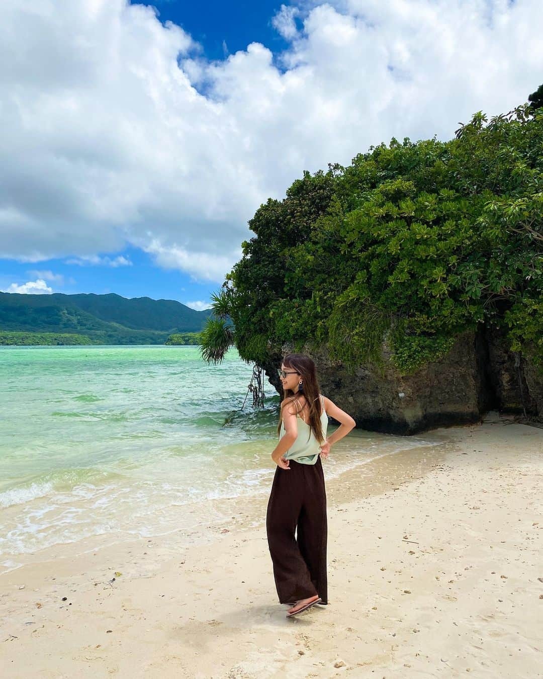 近藤あやさんのインスタグラム写真 - (近藤あやInstagram)「撮影で、石垣島に来ています🌴 服は、さらっときれるものを持ってきました。(乾きやすいのも嬉し) ⠀ ほんと、この数日、島の大自然と、温かい人たちにパワーもらってます。。。 もともと、飛び回るお仕事だから体調管理は元からしてきた方だけど、お仕事が復活してきた今、より一層体調管理、予防を徹底していきます🙏🕊 ⠀ #沖縄 #石垣島 #fifth #fifthtl @fifth_store  #フィフス #カジュアル #ブラウス #低身長コーデ #ミントグリーン #サテンストリングキャミソール #ドロップショルダーシアーシャツ」7月18日 12時04分 - doraemontoaya