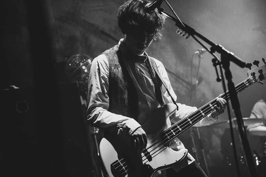 のインスタグラム：「久々のライブは楽しすぎたので、もう一回最初から演りたいよね。  自分すら覚えてないようなレア曲をやったりしたので、緊張感すごかったけども。  またライブハウスで多くのみんなと再会できるまで元気に頑張ります！ 観てくれたみなさんありがとう！  #thetelephones #onlinededisco #テレフォンズのテレワーク  photo by @nekoze_photo」