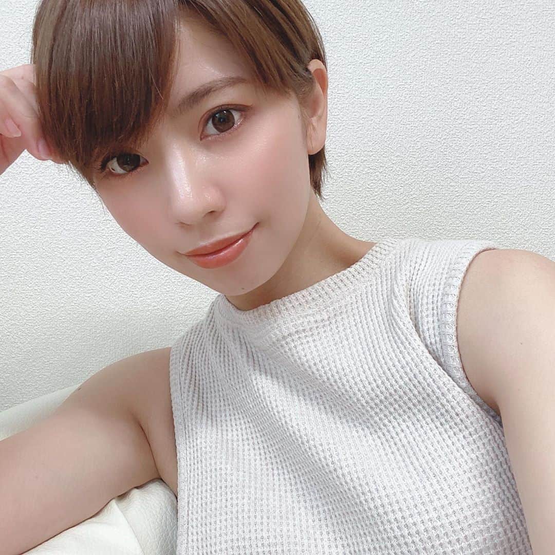のインスタグラム：「． 湿気MAXの時のヘアスタイリングについて💇‍♀️  2枚目に動画あります📹 ． もう湿気が凄まじいときは潔く巻かず、ケアオイルと手ぐしのブローだけで済ませてしまいます🙌 ． LUFTのケア&デザインオイルはサラッサラなので、つけてから時間が経っても変な束感（頭洗ってます？風の）が出来ず、サラ艶の髪の毛がキープ出来ます🦢✨ それでも外に出たらボワッとまた広がってしまうこともあるので、このボトルがミニサイズ（50ml）と小さめでポーチにスッと入る大きさなので持ち運ぶこともあります🙆‍♀️ 香りもとってもいいのでオススメ☺️ ． #LUFT #LUFTヘアオイル #ショートヘア #湿気対策 #湿気対策ヘア #ヘアスタイリング @luft_hr」