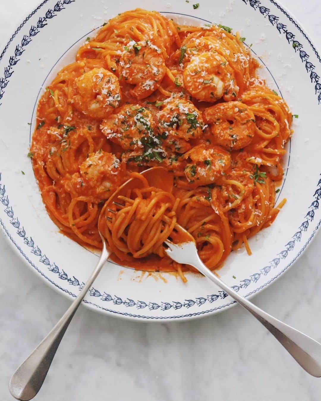 樋口正樹さんのインスタグラム写真 - (樋口正樹Instagram)「pasta lunch . 今日のお昼は大皿パスタ。 アメリケヌソースに近い エビのトマトクリームの おいしいスパゲッティー。 コレ、妻の得意なひと品。 . . #週末ランチ #パスタランチ #エビトマトクリームパスタ #トマトクリームパスタ #pastalunch #myfavoritepasta #spaghetti #pastalover #lovepasta #pastaitaliana #barilla #passionforpasta」7月18日 12時16分 - higuccini