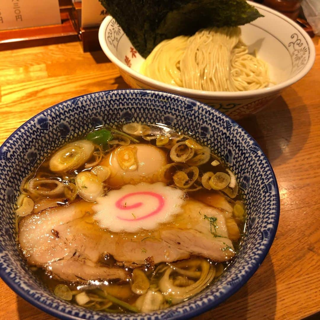 佐久間あすかのインスタグラム：「今日はつけ麺の気分で 神田勝本へ🤤✨ 柚子の香りがほんのりきいた さっぱりダシ✨ 麺の2種盛りが嬉しい😊 細麺が好き🍜 #神田勝本#つけ麺#ダイエットは明日から」