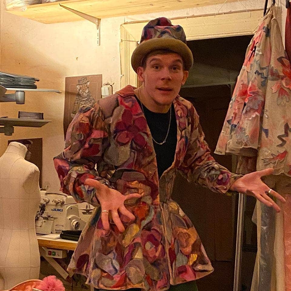 セルゲイ・モズゴフのインスタグラム：「Картина маслом!   Год создания : 1427 г.  "Я в попытках найти сон в 5 утра"」