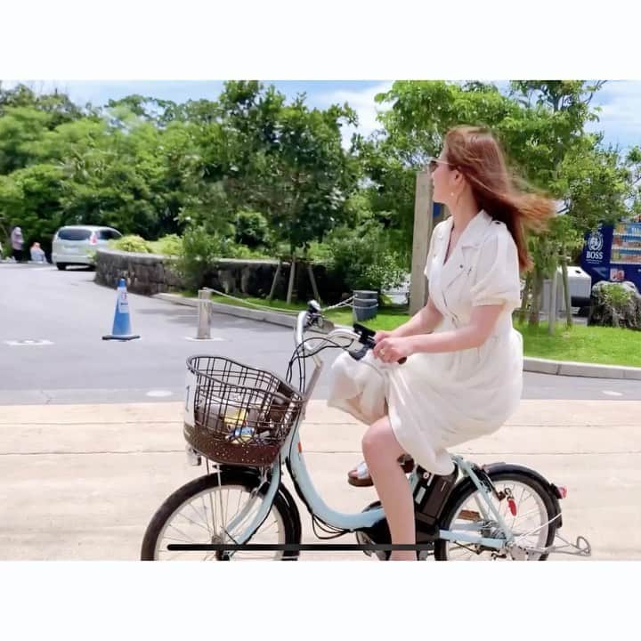 長谷川かすみのインスタグラム：「沖縄自転車動画😂笑 斎場御嶽まで自転車で行ってみました😉 スカートが絡まらないように、結んで、持って漕いでるのが絶妙にダサい😂  でも自転車最高に気持ち良かったです👌」