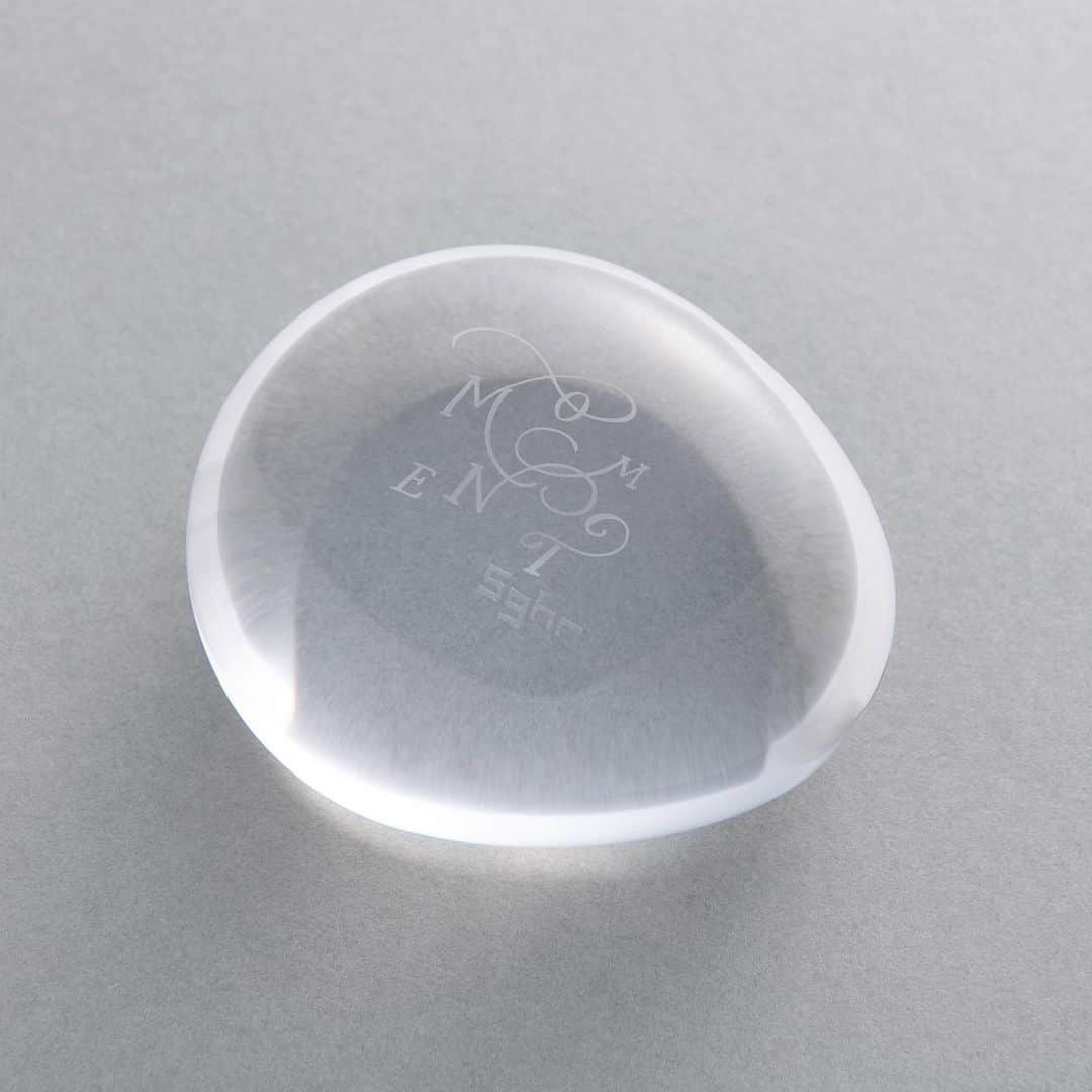 のインスタグラム：「Write for the planet charity project with @papertree_official and @sghr_sugahara . I’ve chosen the word ‘Moment’ because through this paperweight I hope it will remind you of the present moment, to cherish the time spent with yourself and loved ones and last but not least by doing things you love. May these moments always give you strength, hope, smile and courage in your everyday life. — This item is available at @papertree_official online shop — #truffypi #writefortheplanet #moment #paperweight #sghr #glass #japan #jカリグラフィー　#カリグラフィースタイリング　#モダンカリグラフィー　#stationery」