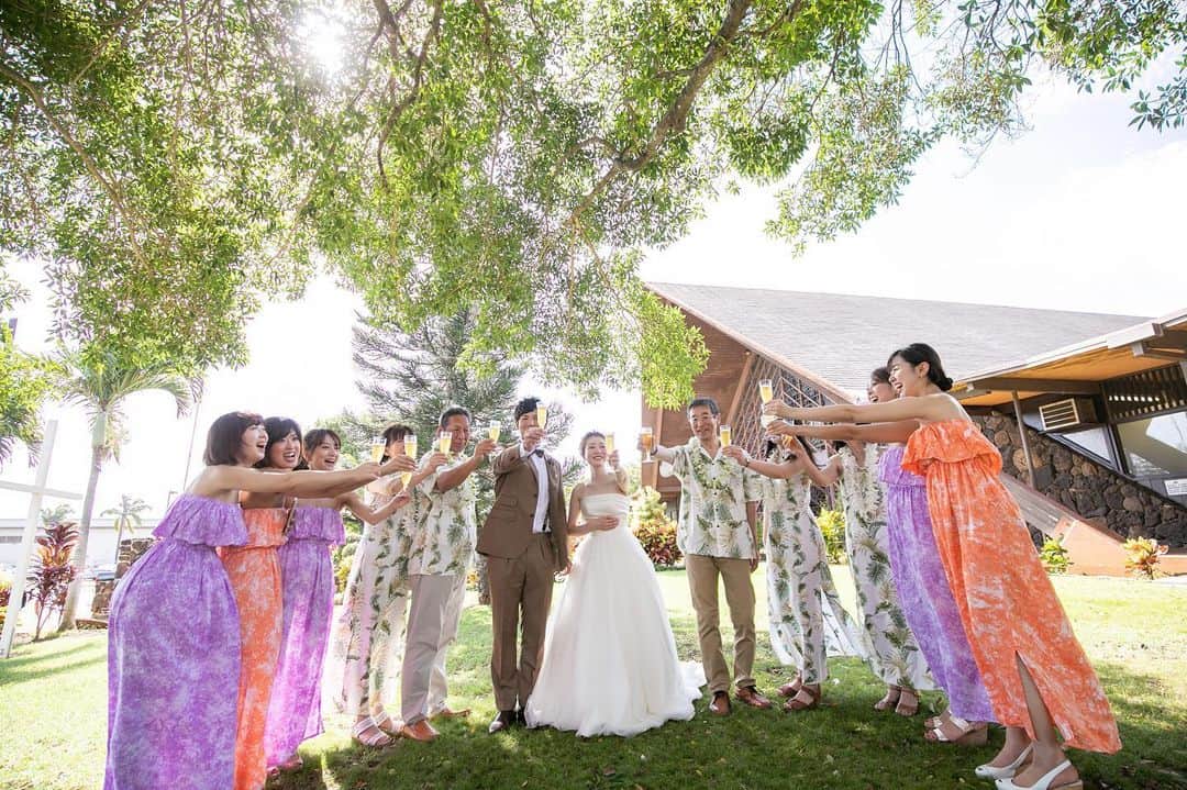RealWeddingsのインスタグラム：「.  Planning:@realweddings_hawaii Photo:@jasondengphoto﻿  @visionarijapan  Bouquet:@flowerflowerhawaii  Hair&Make:@bilino_hairmake﻿ ﻿ .  #ハワイ挙式#ハワイウェディング#ハワイ婚#リゾ婚#リゾ婚ハワイ#海外ウェディング#ハワイ結婚式#プレ花嫁#フォトウェディング#海外挙式#花嫁準備#モアナルアコミュニティ教会 #日本中のプレ花嫁さんと繋がりたい#全国のプレ花嫁さんと繋がりたい#リゾートウェディング#2020秋婚#2020冬婚#2021春婚#結婚式準備﻿ #hawaii#wedding#instawedding#instaphoto#hawaiiwedding#hawaiiweddingplanner#realweddings_hawaii#moanaluacommunitychurch」