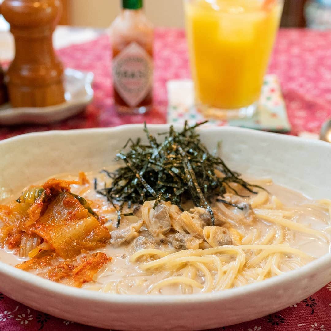 藤川奈々さんのインスタグラム写真 - (藤川奈々Instagram)「『くつろぎcafeまとい亭』  一番人気！あさりとキムチのスパゲッティ。50年以上は続いているであろう、あさりのスープがクセになる美味しさ！まずは、スープから頂きます♪  15時までに入ればランチセットで、いろんなスパゲッティ、自家製ケーキとドリンクが付いて、1375円。  定休日、午後1時迄の日もあるので要チェックです。  千葉駅真裏すぐ。千葉市で一番人気のカフェ＆スパゲッティ。  ケーキが美味しいので若い女のコ同士も多く、話に花が咲きます。食べるまではマスクをしててねー  #くつろぎcafe処まとい亭 #まとい亭#スパゲッティ#あさりのパスタ #あさりのスパゲッティ #ケーキ#自家製ケーキ #カフェ #カフェめし #カフェごはん #パスタランチ #千葉市グルメ #千葉市ディナー #千葉市カフェ #千葉ディナー #千葉グルメ #千葉カフェ #美味しい#うまし#おいしい#グルメ#グルメスタグラム #japanesefoods#instacook#yummy😋😋😋」7月18日 12時31分 - nanayakko