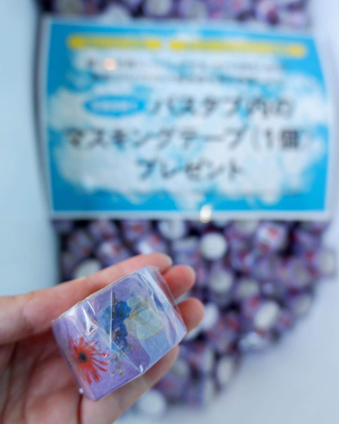 かおしさんのインスタグラム写真 - (かおしInstagram)「先日、フライ返しがポキッと折れました😱 正直、そんなに重要なものという意識がなかったのだけれど、いざ無くなってみるとこれが不便で不便で…😩 100均とかでも買えるけど、何年も使うし、どうせなら可愛いのにしようと思ってググっていると、STAUBのがいいなと。 ついでにバッラリーニのフライパンも買い直そうかなと思ったので、三井アウトレットパーク倉敷(@mitsuioutlet )の　@zwilling_japan のアウトレットへ💨 ネットで見つけて買おうと思っていたフライ返しを発見。 うん、思ったより軽くて良い感じ✨ で、フライ返しの棚からふと目線を上げると、セラミックの#レクタンギュラーディッシュ がセールでなんと1枚1000円‼️ 14×11cmというサイズもイイ👏 迷わず2個買いであります‼️ (まだ在庫あったから、岡山在住で気になった方はお早めに❤︎) この3点合計3600円って、なんかすごいお得感✨ そんな感じでフライパン購入は先延ばしに… 買い物ってそんな感じだよね〜🤣 ・ 久しぶりにアウトレット行ったけど、コロナ対策が徹底されていてすごいなと思った。 各店舗もそうだし、施設のいたる所ににソーシャルディスタンスのマークや、意識を高める展示などがあったよ。 pic2枚目はアリオ倉敷側にある展示なのだけれど、バスタブの中を見るとマスキングテープがたくさん😳 マスキングテープのmtで有名な倉敷の企業#カモヰ加工紙株式会社 さんと三井アウトレットパーク倉敷とのコラボ企画で、パーク内にある3種のフォトパネルを指定ハッシュタグと共にSNSに投稿すると、マスキングテープ1個もらっていいよ、って企画らしい。 てことで、postするからマスキングテープ1個もらいましたよん🙌 マスキングテープは先着1000個らしいので、気になった方はお早めに🎶 #mtコロナ対策 #三井アウトレットパーク倉敷 ・ #staub #ストウブ #お買い物記録 #ツヴィリング #zwilling #マスキングテープ #mtマスキングテープ #mt #コロナ #pr #キッチン用品 #うつわ #器 #うつわ好きと繋がりたい」7月18日 12時36分 - cao_life